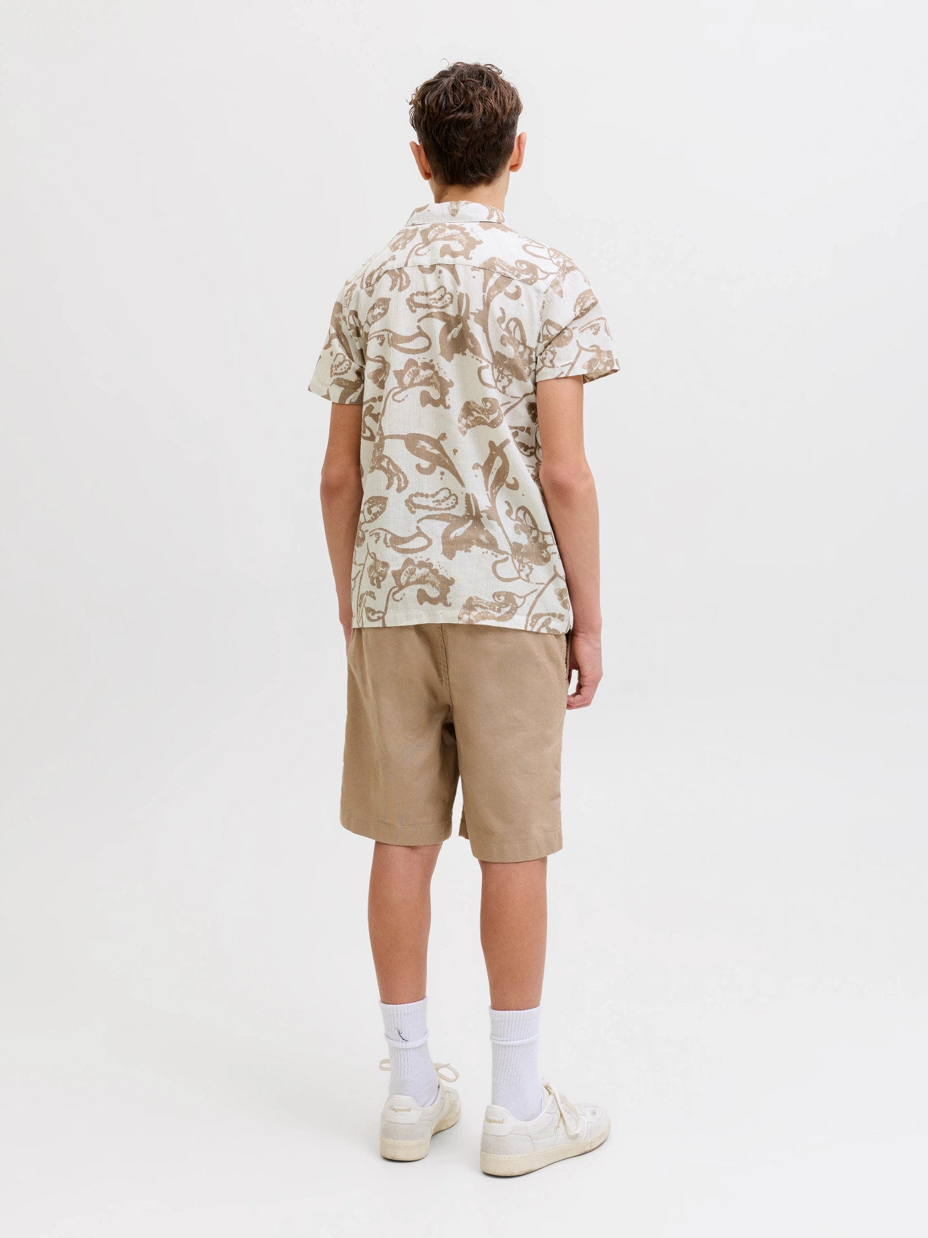 Vit och beige mönstrad skjorta till pojke. Kortärmad blommig sommar skjorta till kille, barn och ungdoms skjortor från Jack and Jones
JORMONTAUK AOP SHIRT SS JNR
12293813