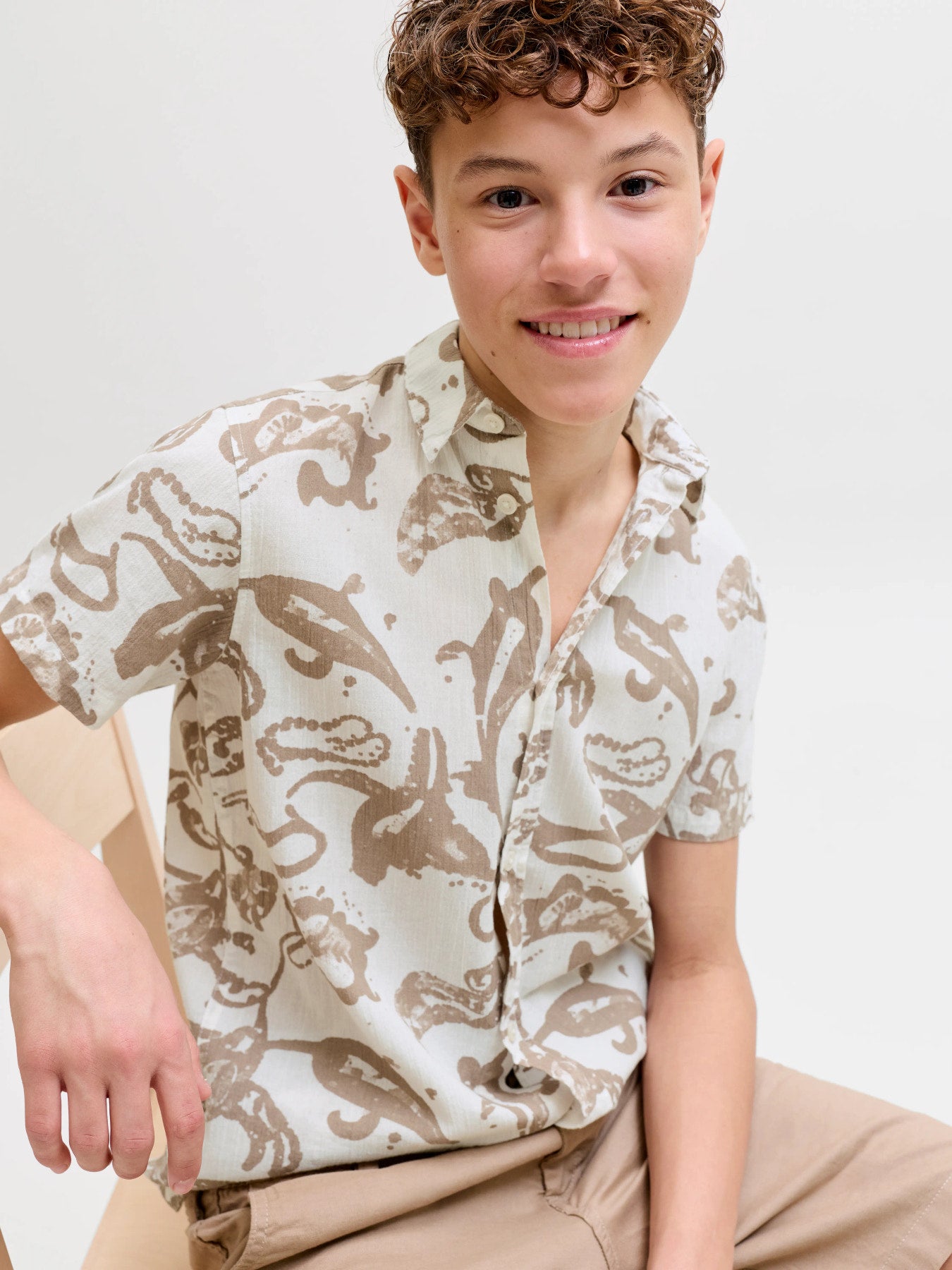 Vit och beige mönstrad skjorta till pojke. Kortärmad blommig sommar skjorta till kille, barn och ungdoms skjortor från Jack and Jones
JORMONTAUK AOP SHIRT SS JNR
12293813