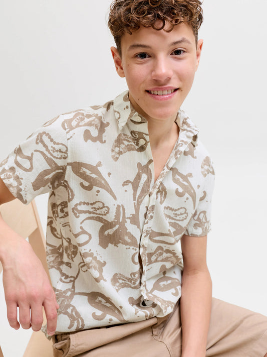 Vit och beige mönstrad skjorta till pojke. Kortärmad blommig sommar skjorta till kille, barn och ungdoms skjortor från Jack and Jones
JORMONTAUK AOP SHIRT SS JNR
12293813