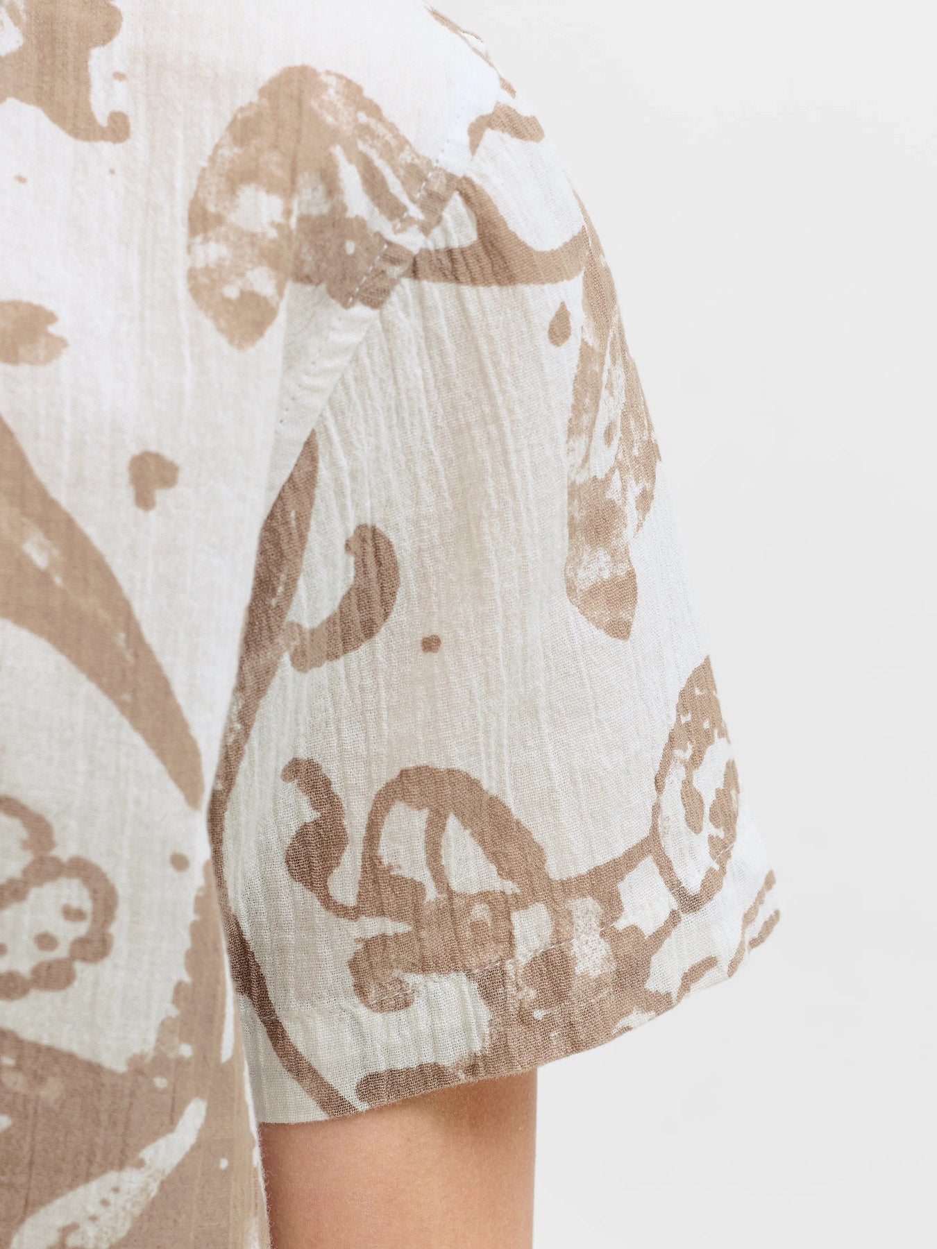Vit och beige mönstrad skjorta till pojke. Kortärmad blommig sommar skjorta till kille, barn och ungdoms skjortor från Jack and Jones
JORMONTAUK AOP SHIRT SS JNR
12293813