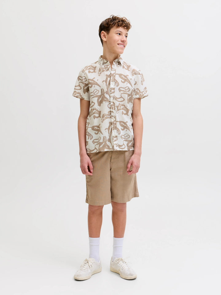 Vit och beige mönstrad skjorta till pojke. Kortärmad blommig sommar skjorta till kille, barn och ungdoms skjortor från Jack and Jones
JORMONTAUK AOP SHIRT SS JNR
12293813