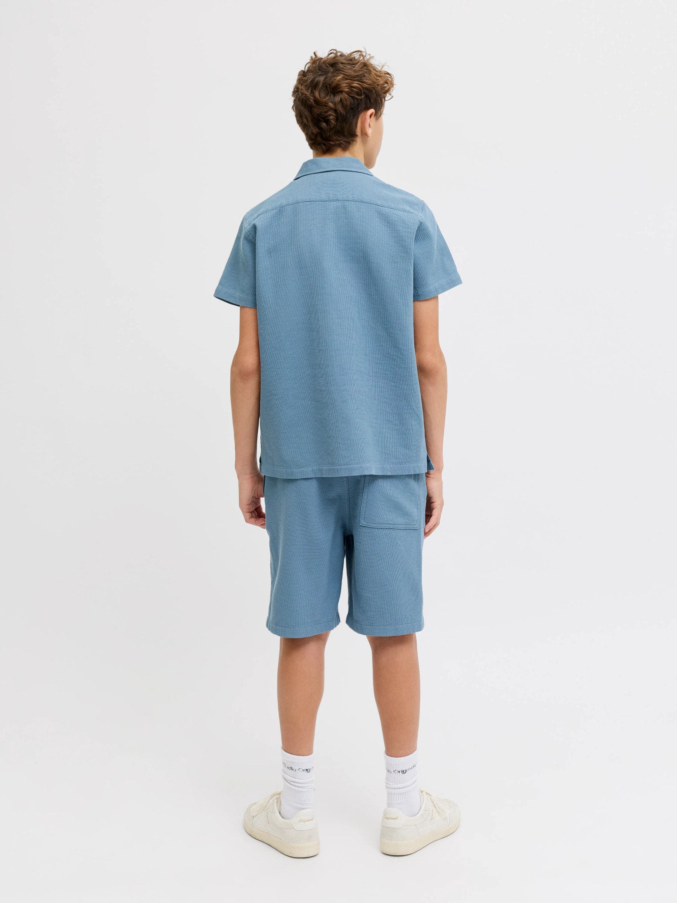 Blå våffelmönstrad skjorta till ungdom kille. Kortärmad sommar skjorta till pojke från Jack and Jones.
JJGLOBAL WAFFLE RESORT SHIRT SS JNR
12295599