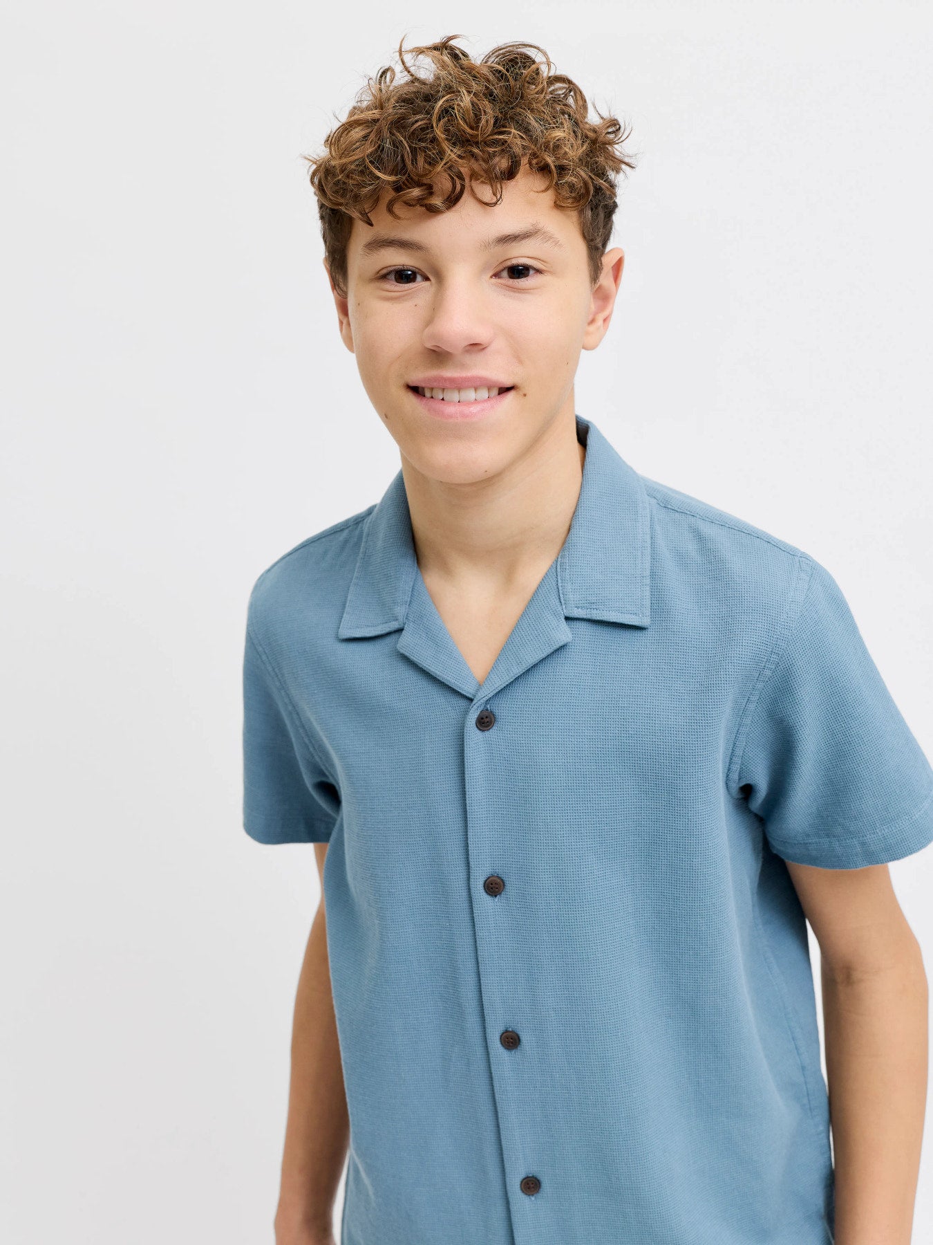 Blå våffelmönstrad skjorta till ungdom kille. Kortärmad sommar skjorta till pojke från Jack and Jones.
JJGLOBAL WAFFLE RESORT SHIRT SS JNR
12295599