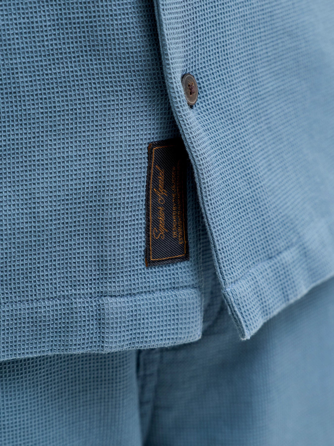 Blå våffelmönstrad skjorta till ungdom kille. Kortärmad sommar skjorta till pojke från Jack and Jones.
JJGLOBAL WAFFLE RESORT SHIRT SS JNR
12295599