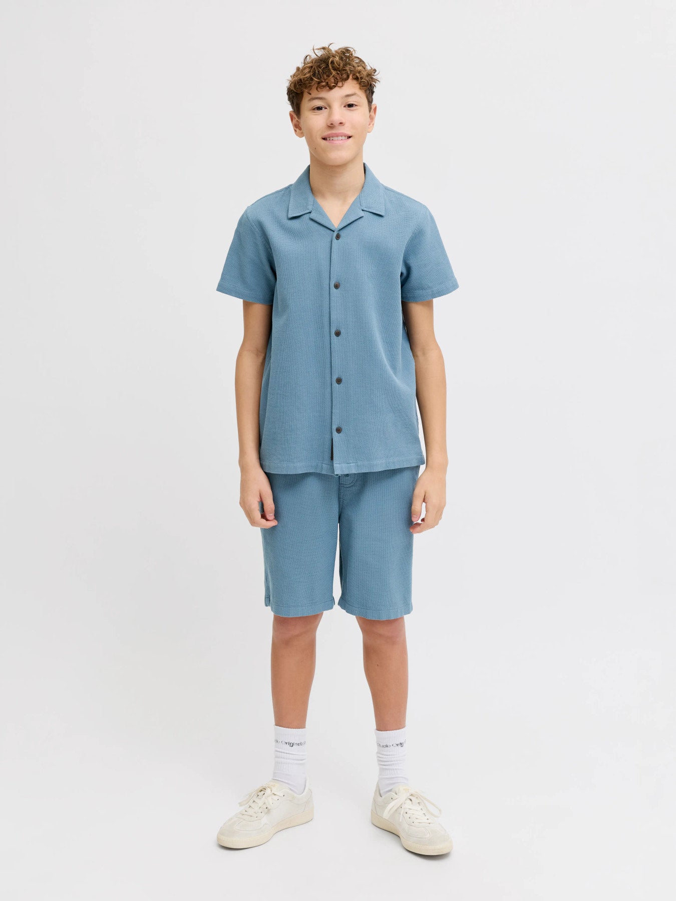 Blå våffelmönstrad skjorta till ungdom kille. Kortärmad sommar skjorta till pojke från Jack and Jones.
JJGLOBAL WAFFLE RESORT SHIRT SS JNR
12295599