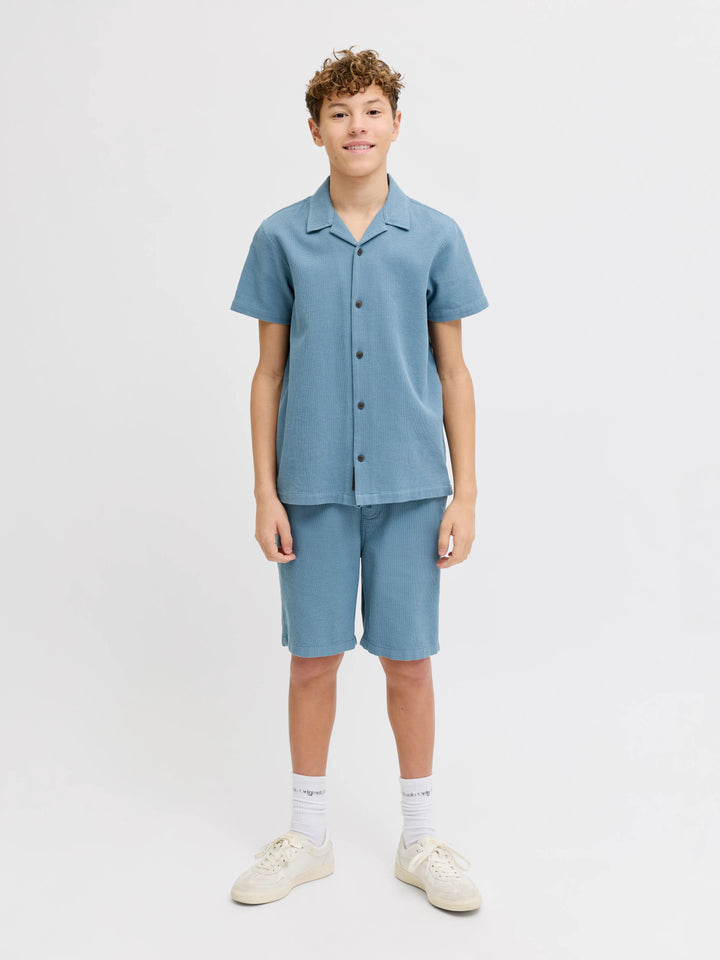 Blå våffelmönstrad skjorta till ungdom kille. Kortärmad sommar skjorta till pojke från Jack and Jones.
JJGLOBAL WAFFLE RESORT SHIRT SS JNR
12295599