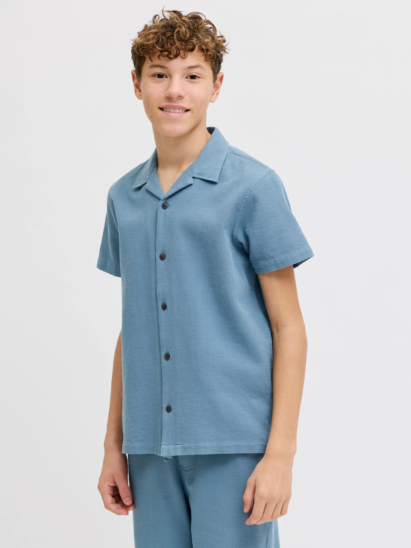 Blå våffelmönstrad skjorta till ungdom kille. Kortärmad sommar skjorta till pojke från Jack and Jones.
JJGLOBAL WAFFLE RESORT SHIRT SS JNR
12295599