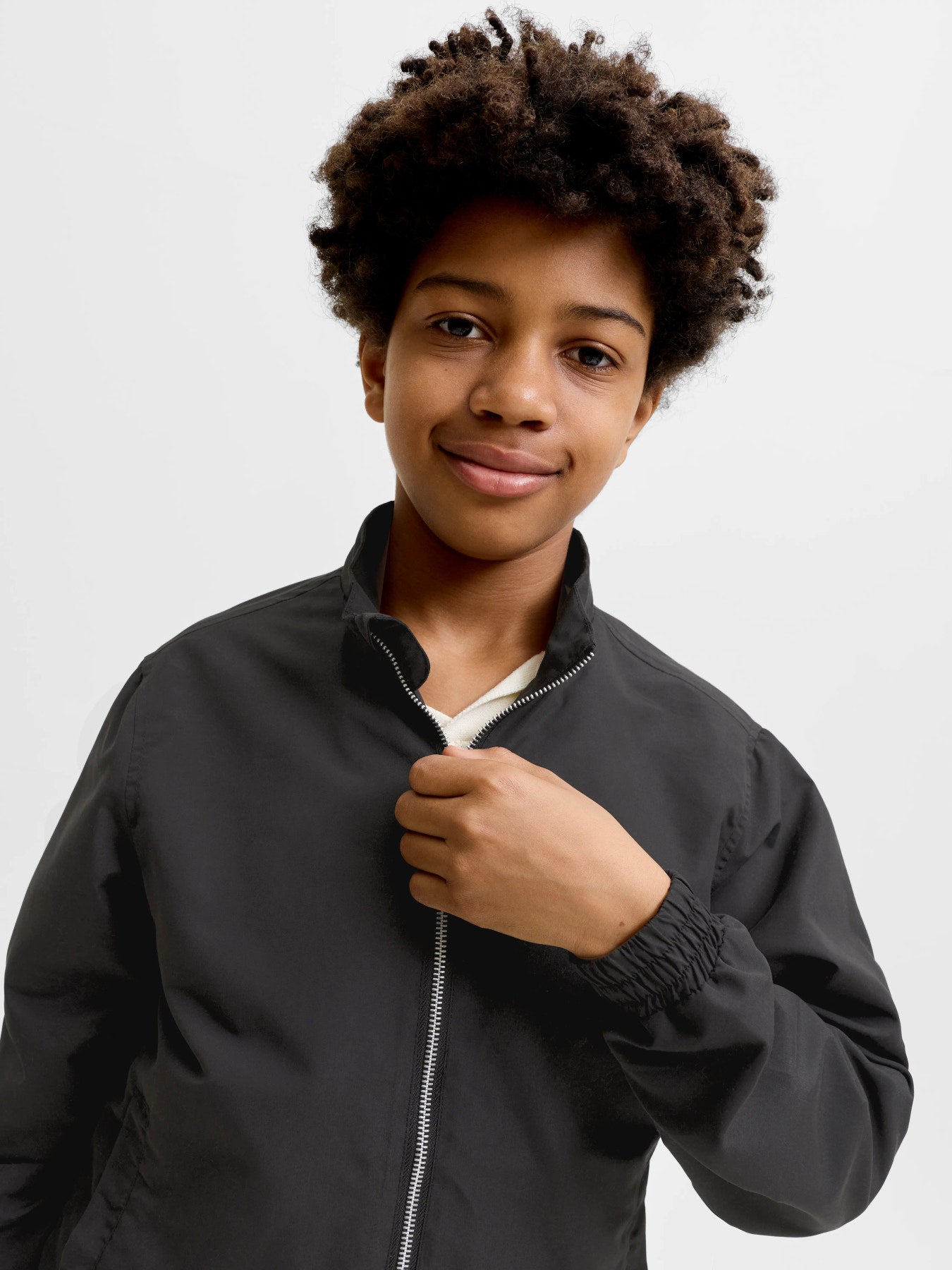 Svart klassisk bomber jacka till ungdom kille från Jack and Jones. Vår, sommar och höst jacka till pojke. Svart jacka till pojke, bomber jacka från Jack & Jones.
JORCASSIS RUSH BOMBER JACKET JNR
12296074