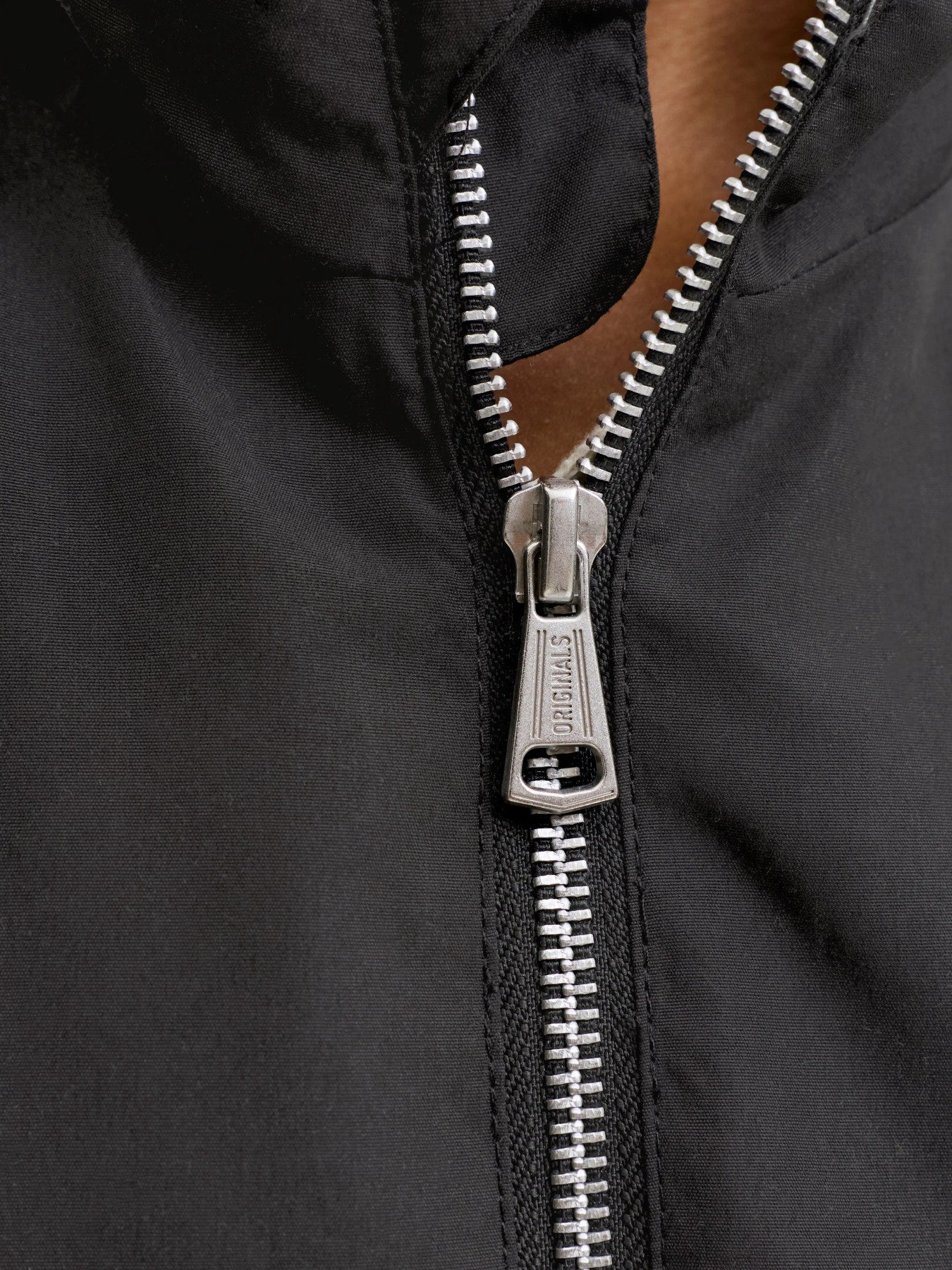 Svart klassisk bomber jacka till ungdom kille från Jack and Jones. Vår, sommar och höst jacka till pojke. Svart jacka till pojke, bomber jacka från Jack & Jones.
JORCASSIS RUSH BOMBER JACKET JNR
12296074