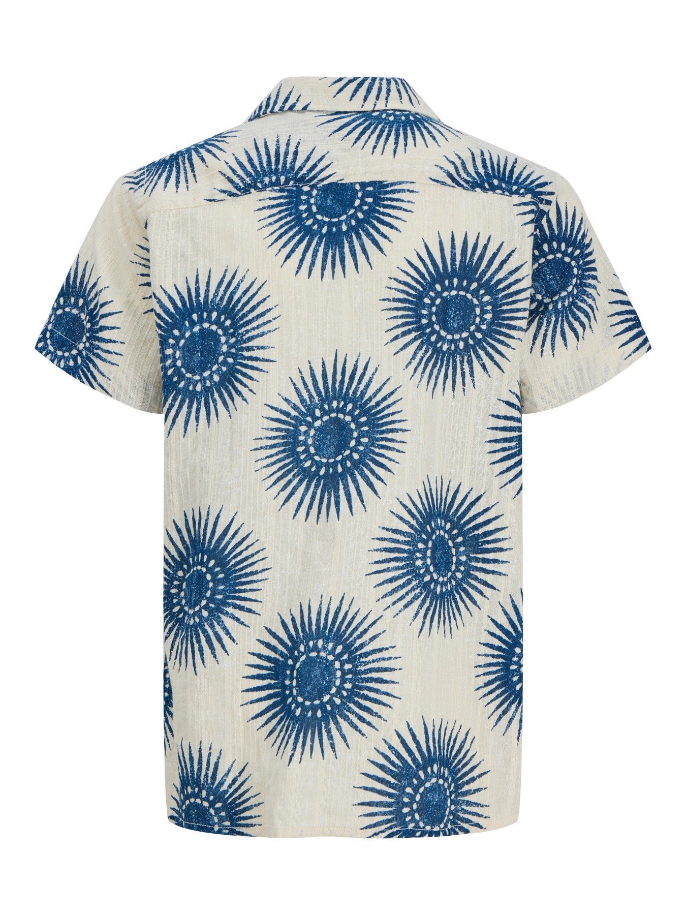 Kortärmad blå och vit mönstrad skjorta till ungdom kille. Sommar sjorta med kort ärm till pojke från Jack and Jones Junior.
PRBLUBILBAO S/S RESORT SHIRT JNR
12296330