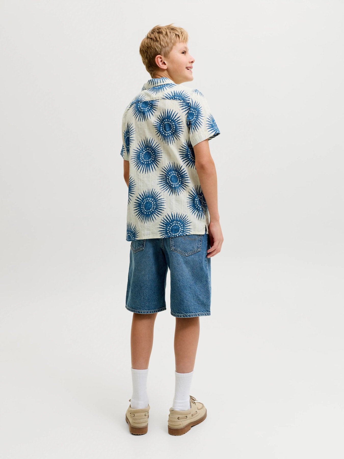 Kortärmad blå och vit mönstrad skjorta till ungdom kille. Sommar sjorta med kort ärm till pojke från Jack and Jones Junior.
PRBLUBILBAO S/S RESORT SHIRT JNR
12296330