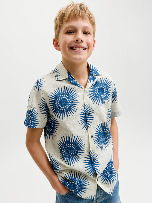 Kortärmad blå och vit mönstrad skjorta till ungdom kille. Sommar sjorta med kort ärm till pojke från Jack and Jones Junior.
PRBLUBILBAO S/S RESORT SHIRT JNR
12296330