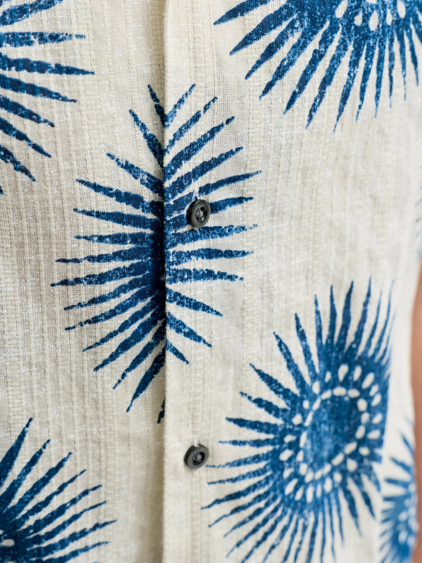 Kortärmad blå och vit mönstrad skjorta till ungdom kille. Sommar sjorta med kort ärm till pojke från Jack and Jones Junior.
PRBLUBILBAO S/S RESORT SHIRT JNR
12296330