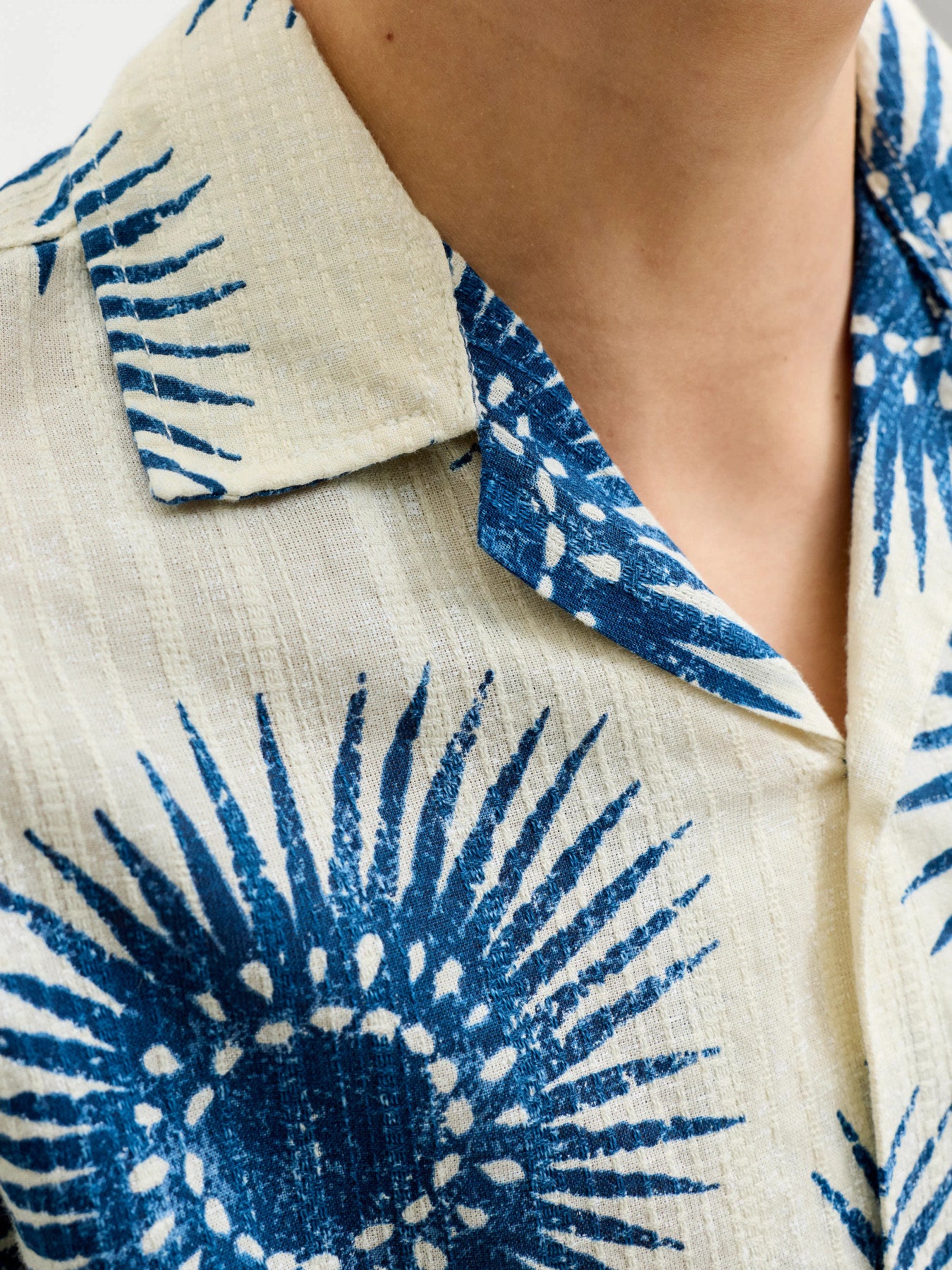 Kortärmad blå och vit mönstrad skjorta till ungdom kille. Sommar sjorta med kort ärm till pojke från Jack and Jones Junior.
PRBLUBILBAO S/S RESORT SHIRT JNR
12296330