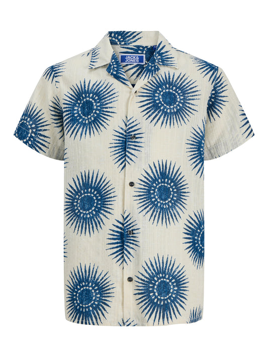 Kortärmad blå och vit mönstrad skjorta till ungdom kille. Sommar sjorta med kort ärm till pojke från Jack and Jones Junior.
PRBLUBILBAO S/S RESORT SHIRT JNR
12296330