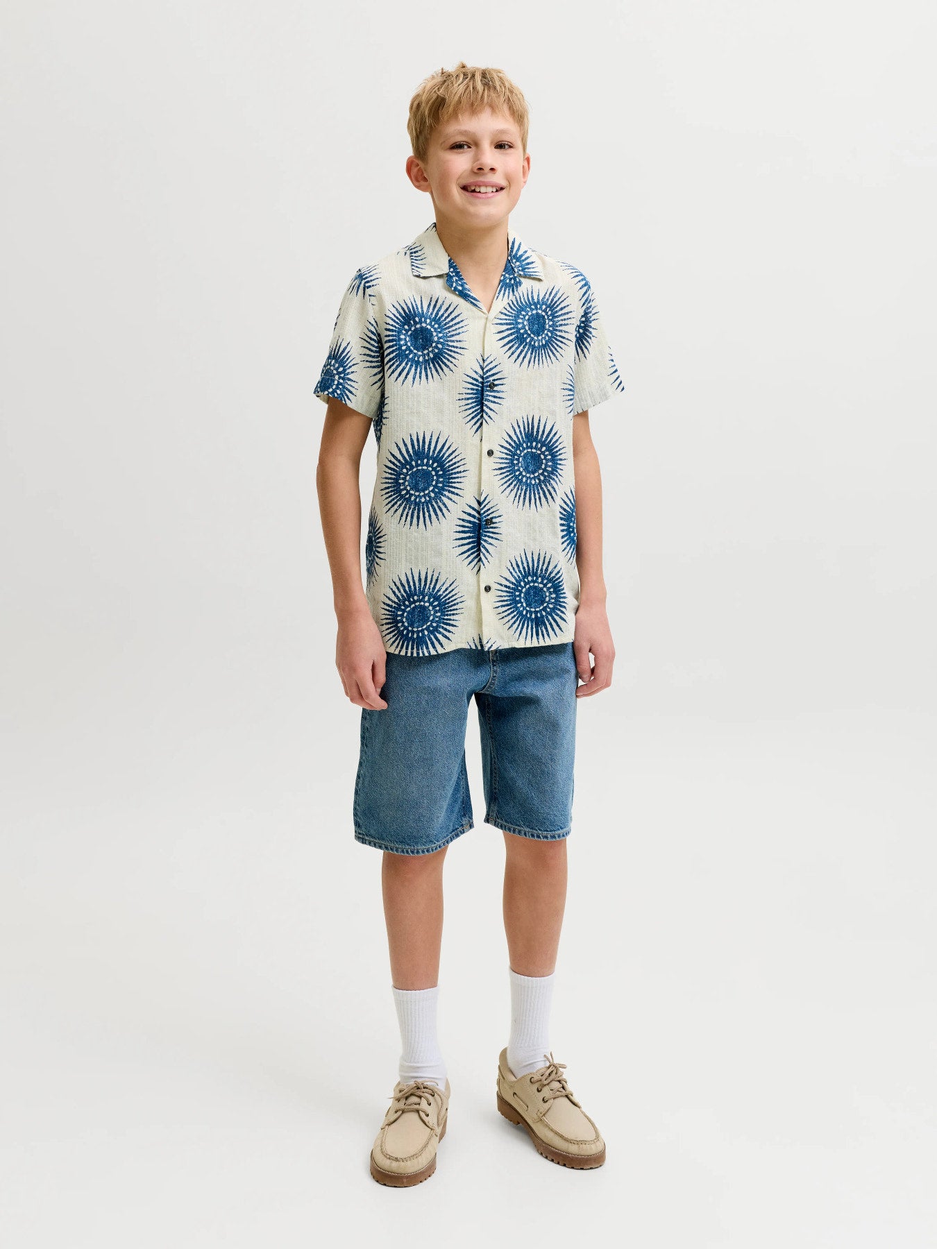 Kortärmad blå och vit mönstrad skjorta till ungdom kille. Sommar sjorta med kort ärm till pojke från Jack and Jones Junior.
PRBLUBILBAO S/S RESORT SHIRT JNR
12296330