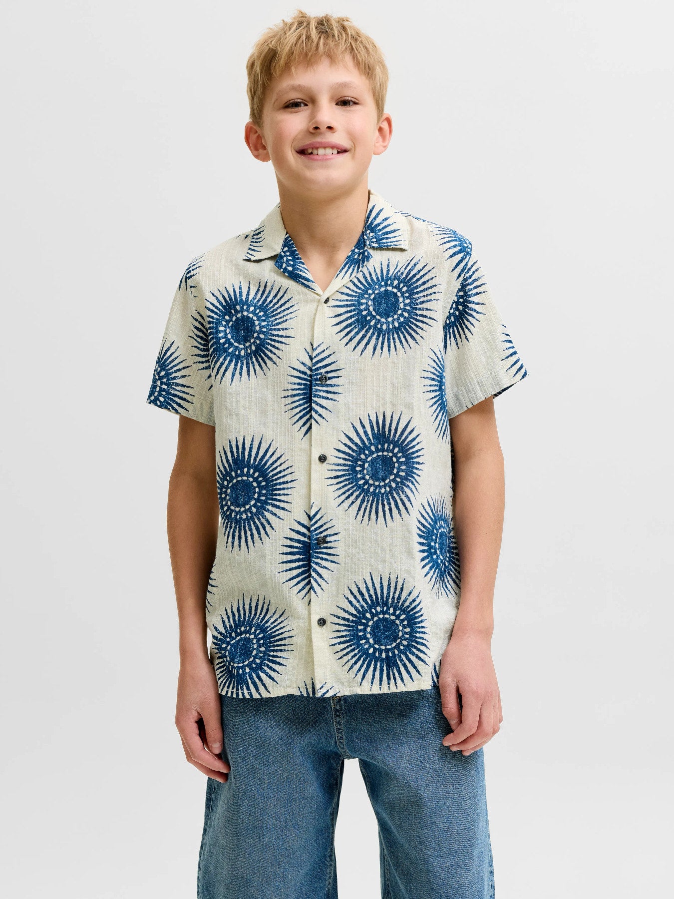Kortärmad blå och vit mönstrad skjorta till ungdom kille. Sommar sjorta med kort ärm till pojke från Jack and Jones Junior.
PRBLUBILBAO S/S RESORT SHIRT JNR
12296330