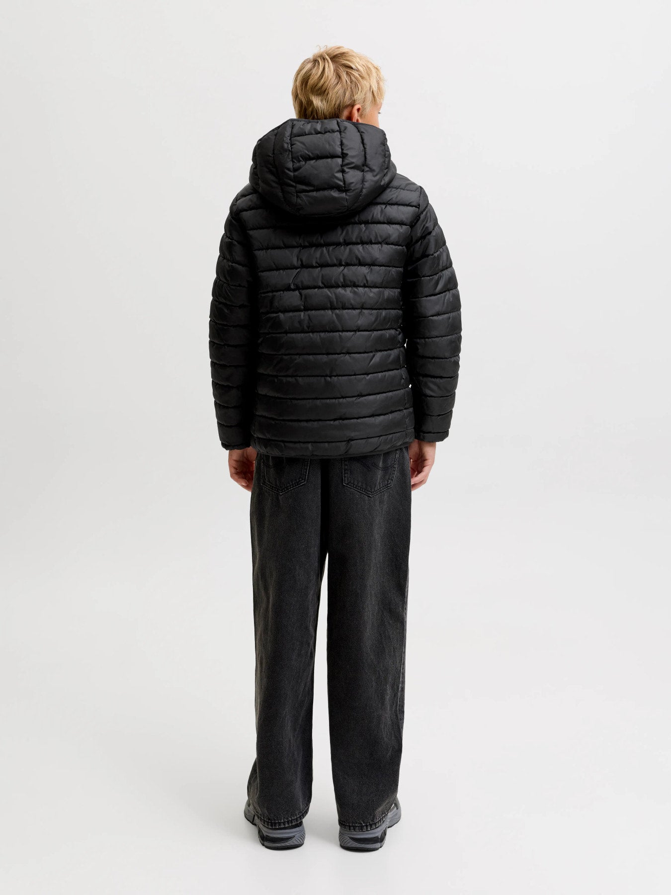Jack & Jones Junior svart lättviktsjacka med huva för ungdom kille.