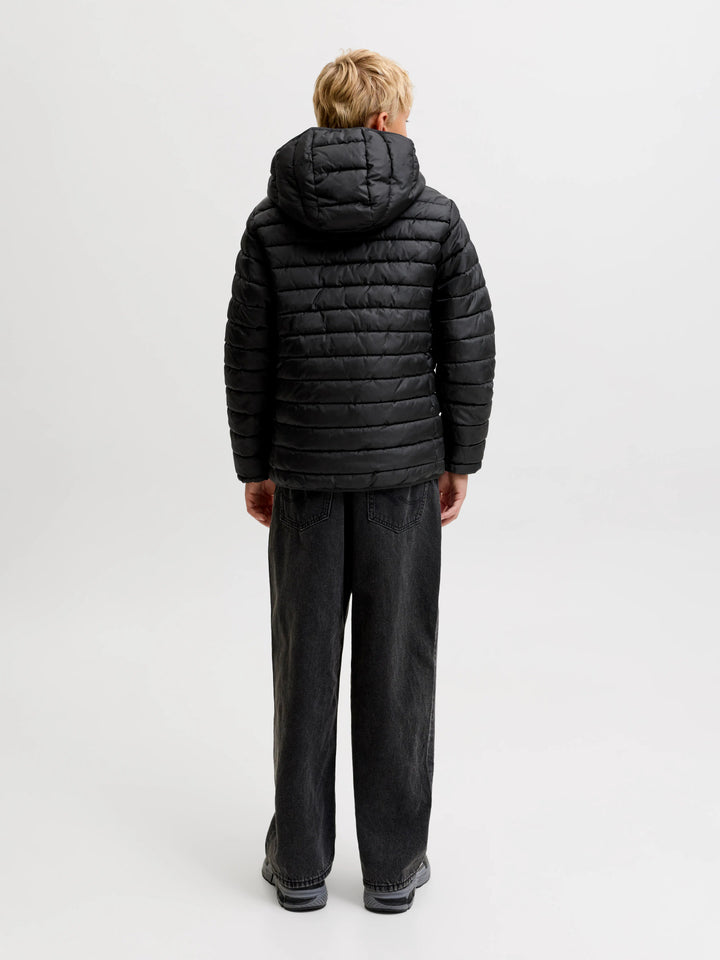 Jack & Jones Junior svart lättviktsjacka med huva för ungdom kille.