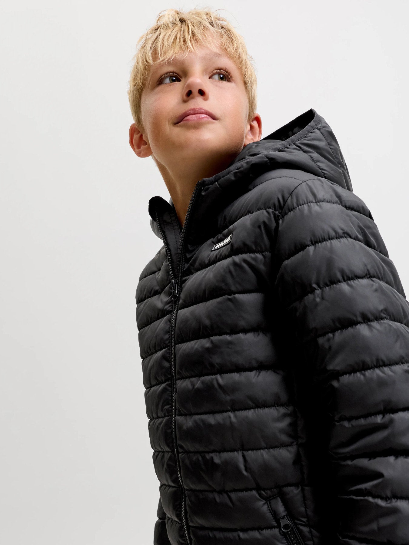 Jack & Jones Junior svart lättviktsjacka med huva för ungdom kille.