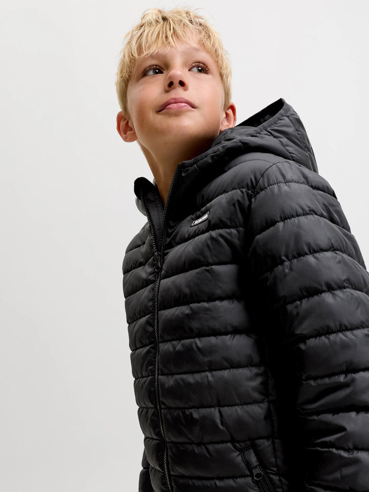 Jack & Jones Junior svart lättviktsjacka med huva för ungdom kille.