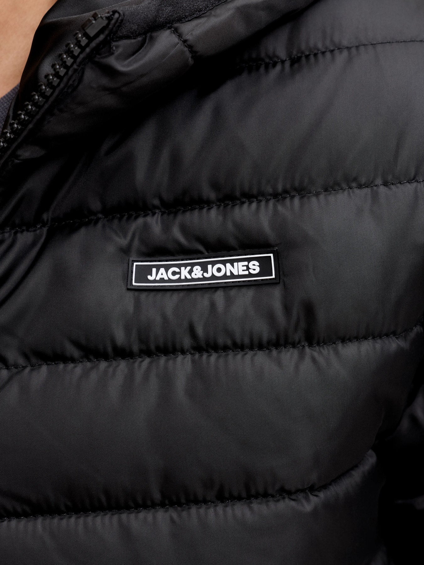 Jack & Jones Junior svart lättviktsjacka med huva för ungdom kille.