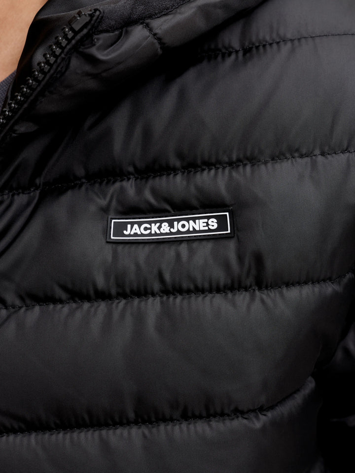 Jack & Jones Junior svart lättviktsjacka med huva för ungdom kille.