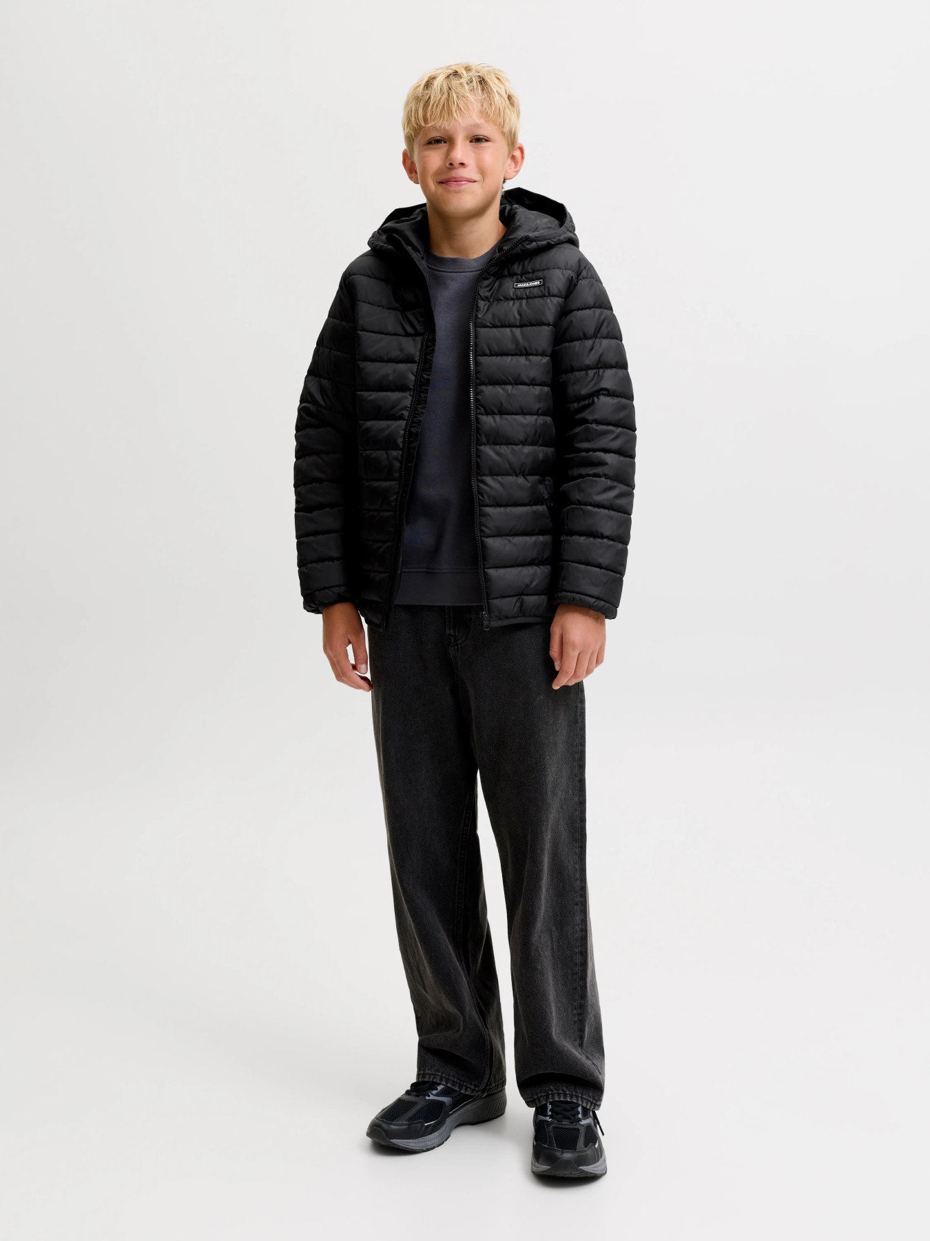Jack & Jones Junior svart lättviktsjacka med huva för ungdom kille.