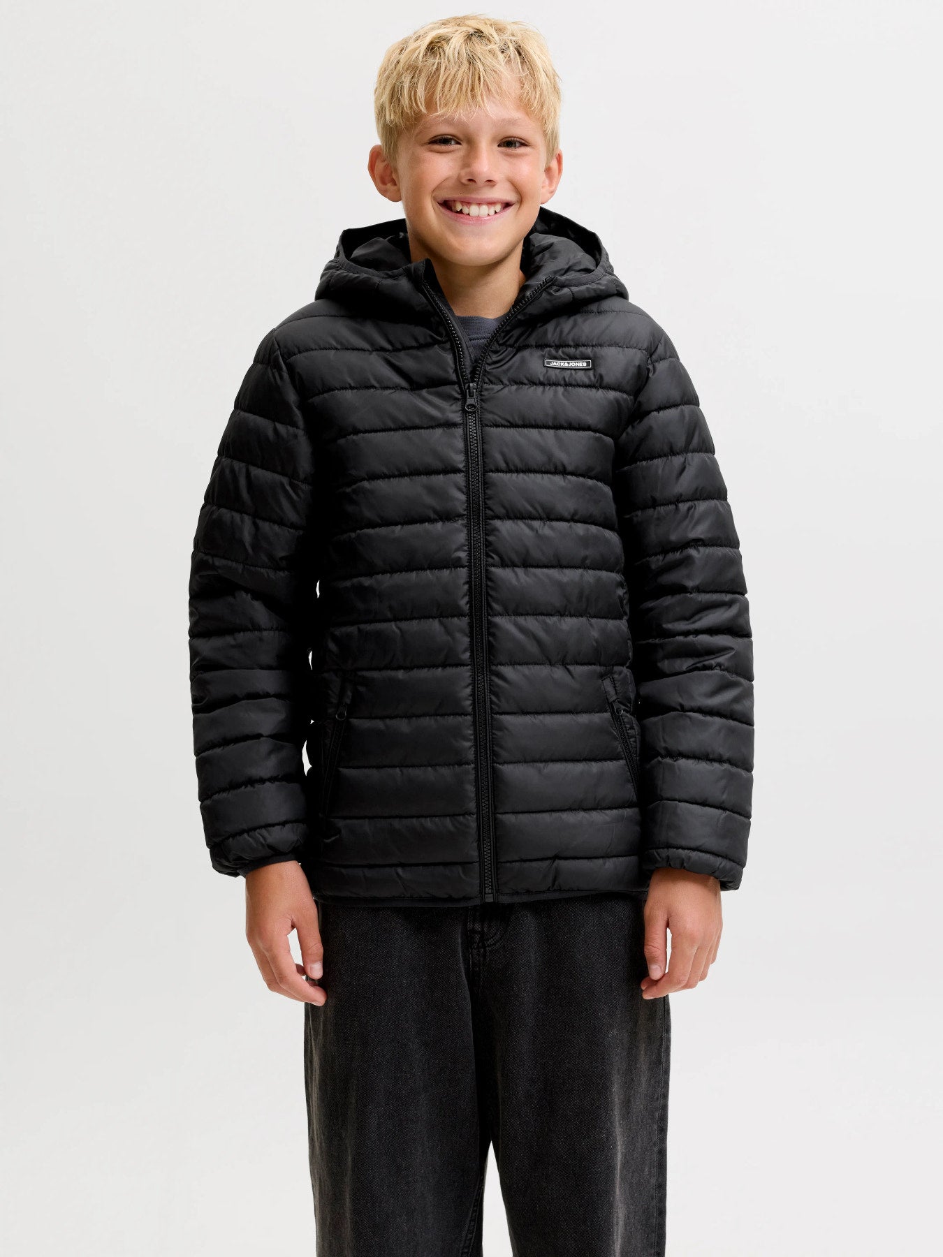Jack & Jones Junior svart lättviktsjacka med huva för ungdom kille.