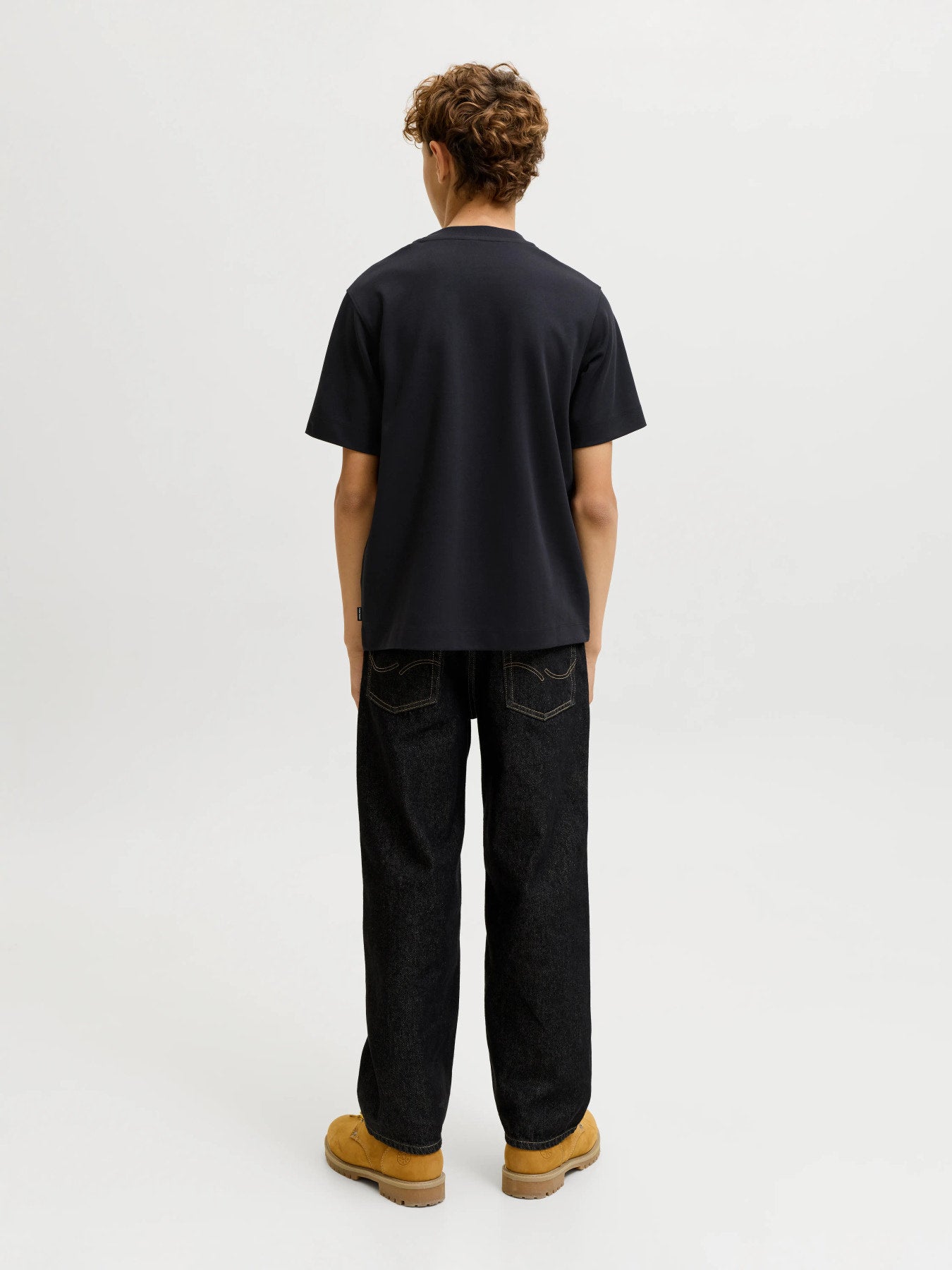 Jack & Jones Junior svart loose fit t-shirt för pojke i ekologisk bomull och återvunnen polyester med rund halsringning och mjuk interlock-kvalitet