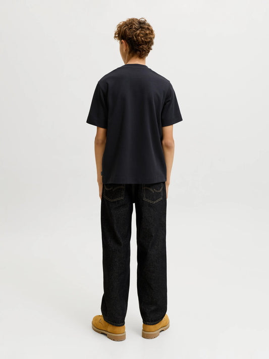 Jack & Jones Junior svart loose fit t-shirt för pojke i ekologisk bomull och återvunnen polyester med rund halsringning och mjuk interlock-kvalitet