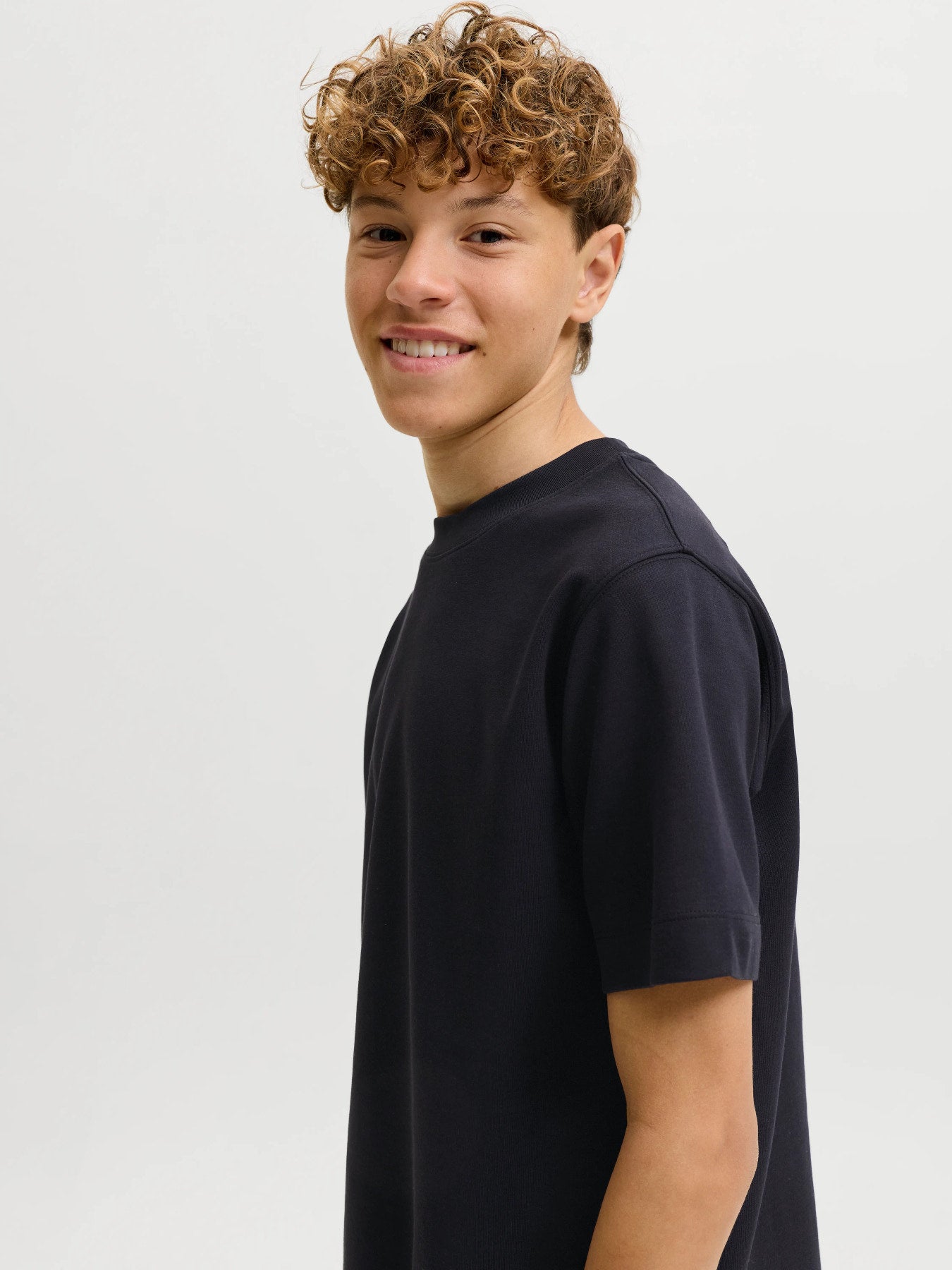 Jack & Jones Junior svart loose fit t-shirt för pojke i ekologisk bomull och återvunnen polyester med rund halsringning och mjuk interlock-kvalitet