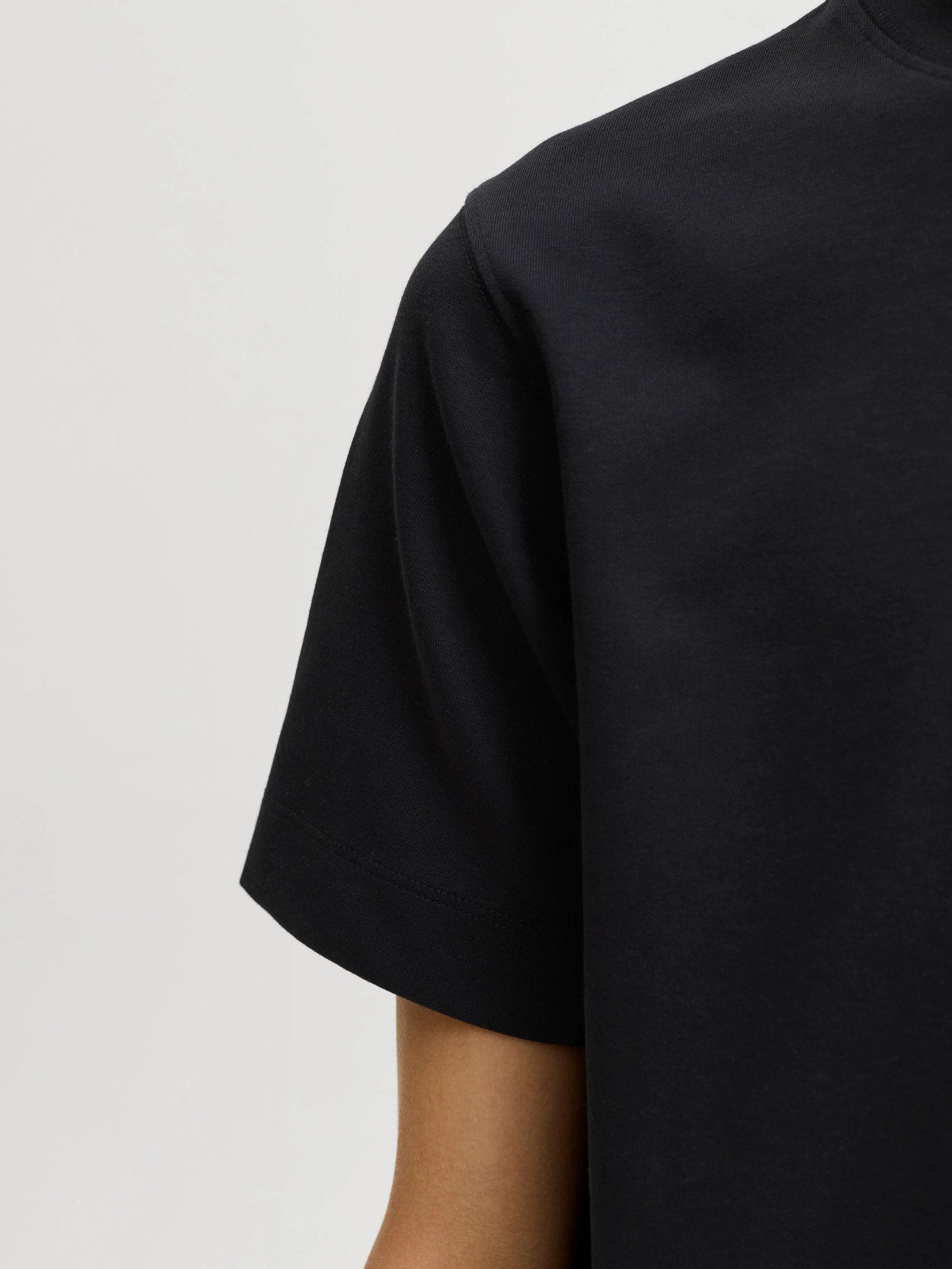 Jack & Jones Junior svart loose fit t-shirt för pojke i ekologisk bomull och återvunnen polyester med rund halsringning och mjuk interlock-kvalitet