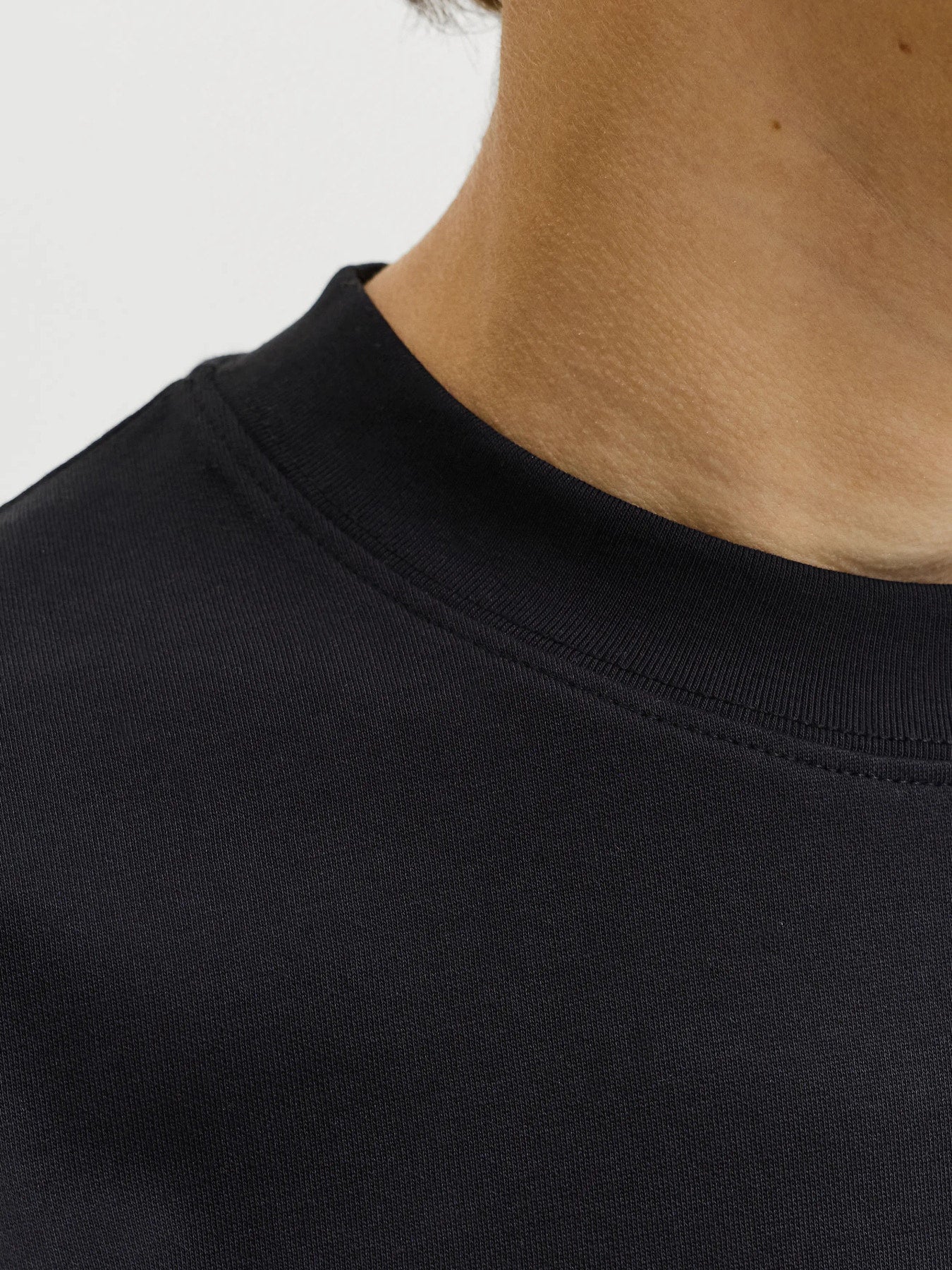 Jack & Jones Junior svart loose fit t-shirt för pojke i ekologisk bomull och återvunnen polyester med rund halsringning och mjuk interlock-kvalitet
