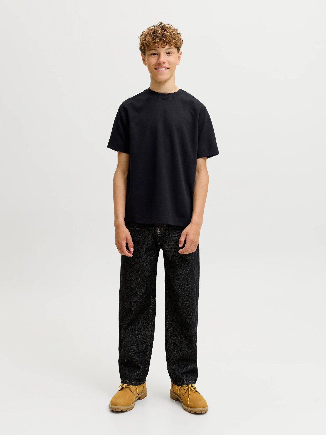 Jack & Jones Junior svart loose fit t-shirt för pojke i ekologisk bomull och återvunnen polyester med rund halsringning och mjuk interlock-kvalitet