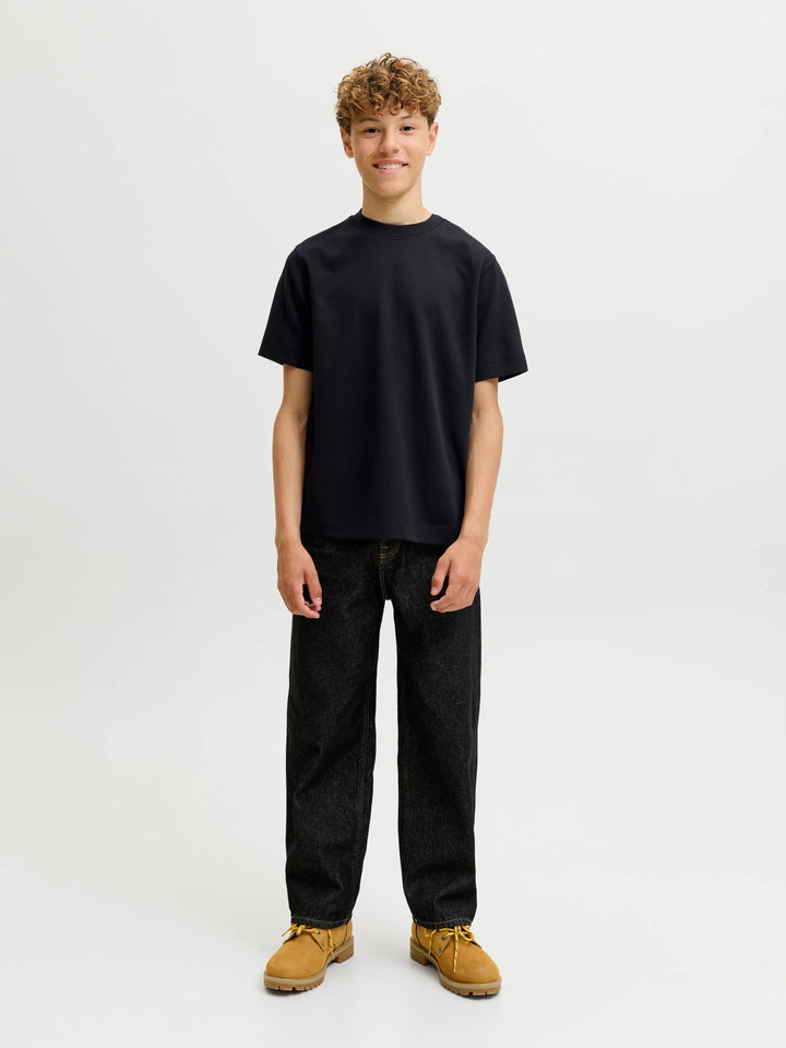 Jack & Jones Junior svart loose fit t-shirt för pojke i ekologisk bomull och återvunnen polyester med rund halsringning och mjuk interlock-kvalitet