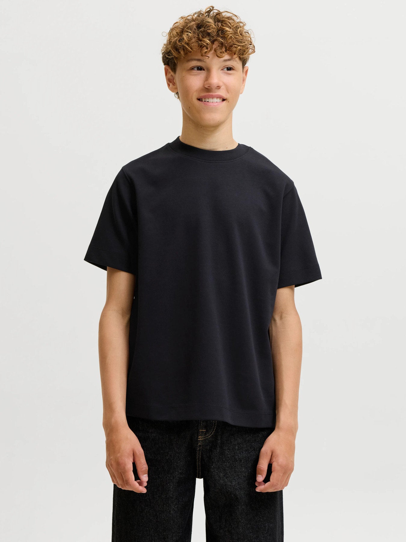 Jack & Jones Junior svart loose fit t-shirt för pojke i ekologisk bomull och återvunnen polyester med rund halsringning och mjuk interlock-kvalitet