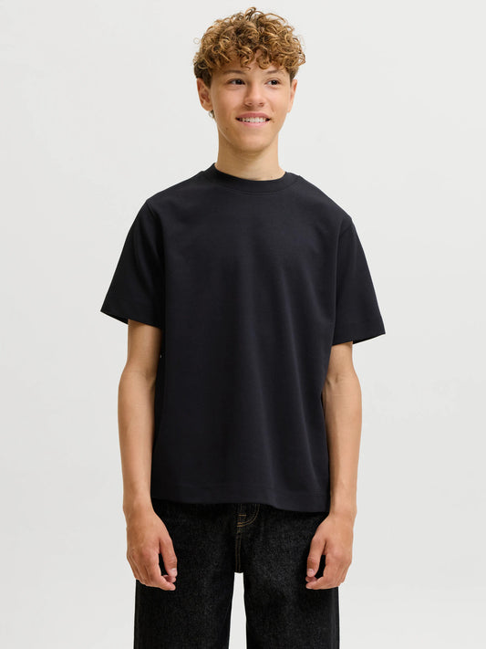 Jack & Jones Junior svart loose fit t-shirt för pojke i ekologisk bomull och återvunnen polyester med rund halsringning och mjuk interlock-kvalitet