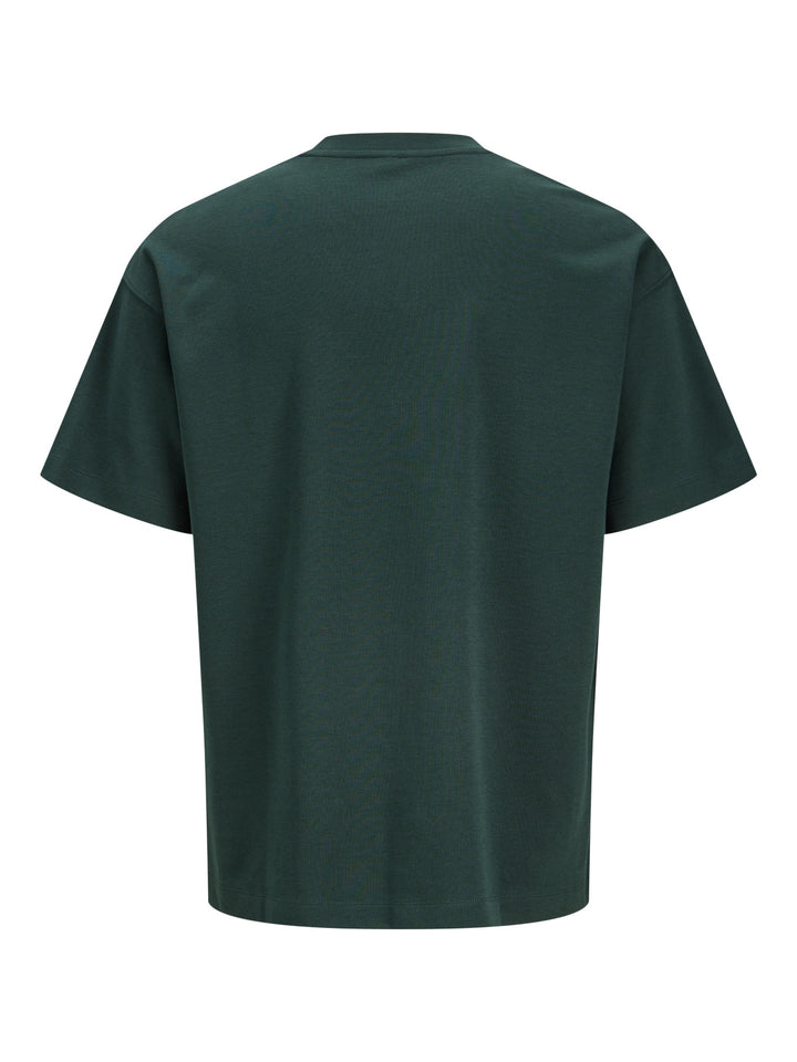 Jack & Jones Junior mörk grön loose fit t-shirt för pojke i ekologisk bomull och återvunnen polyester med rund halsringning och mjuk interlock-kvalitet