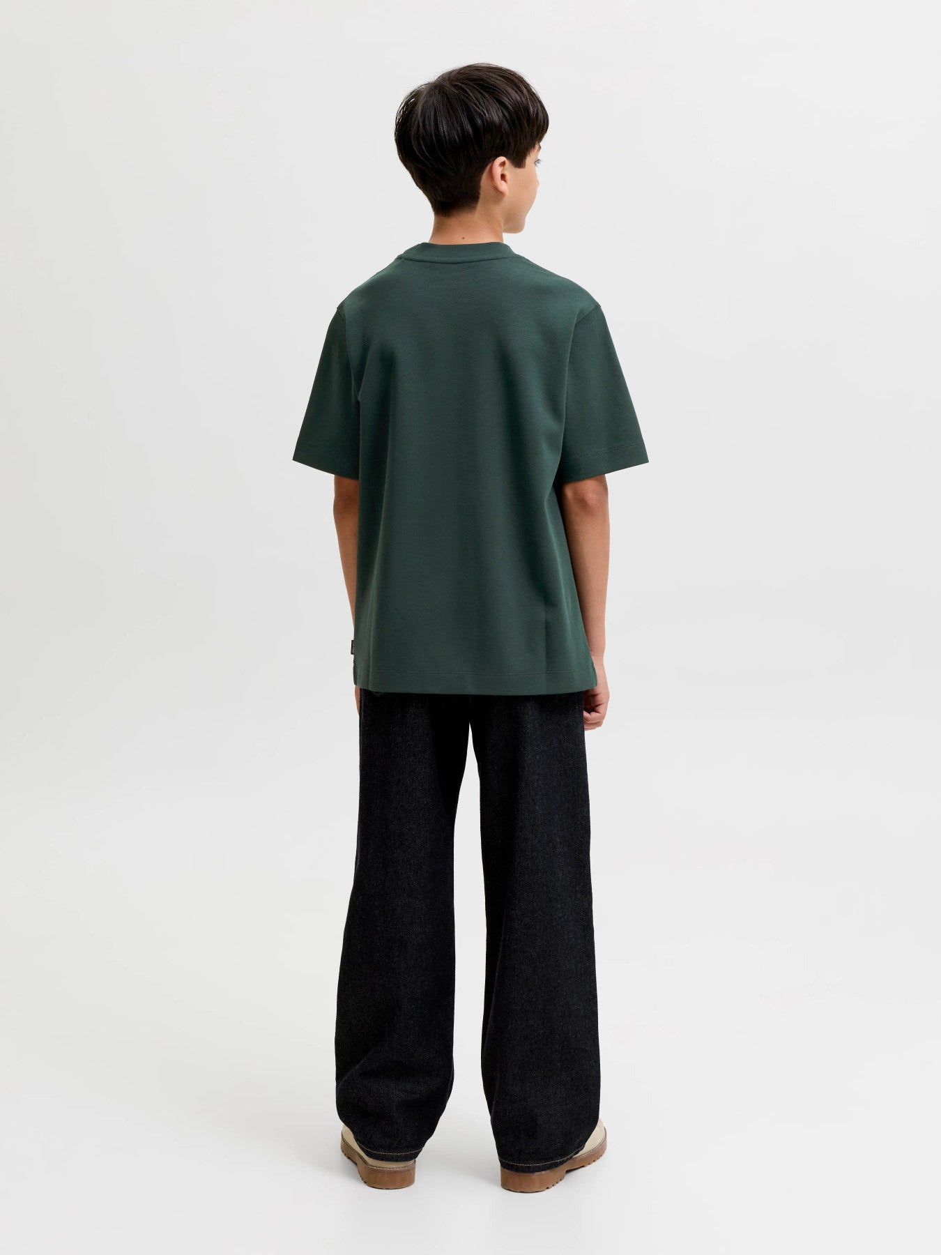 Jack & Jones Junior mörk grön loose fit t-shirt för pojke i ekologisk bomull och återvunnen polyester med rund halsringning och mjuk interlock-kvalitet