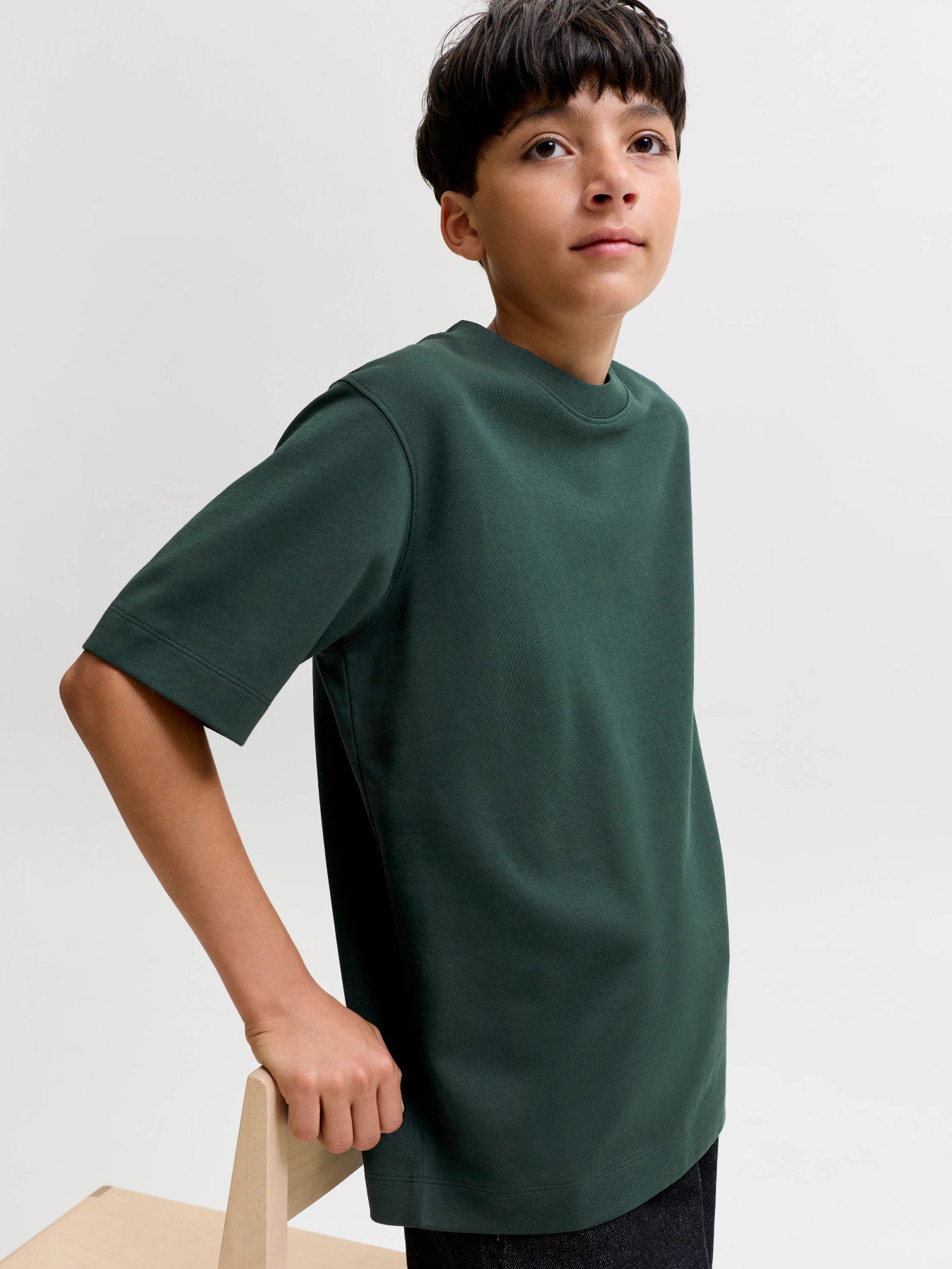 Jack & Jones Junior mörk grön loose fit t-shirt för pojke i ekologisk bomull och återvunnen polyester med rund halsringning och mjuk interlock-kvalitet