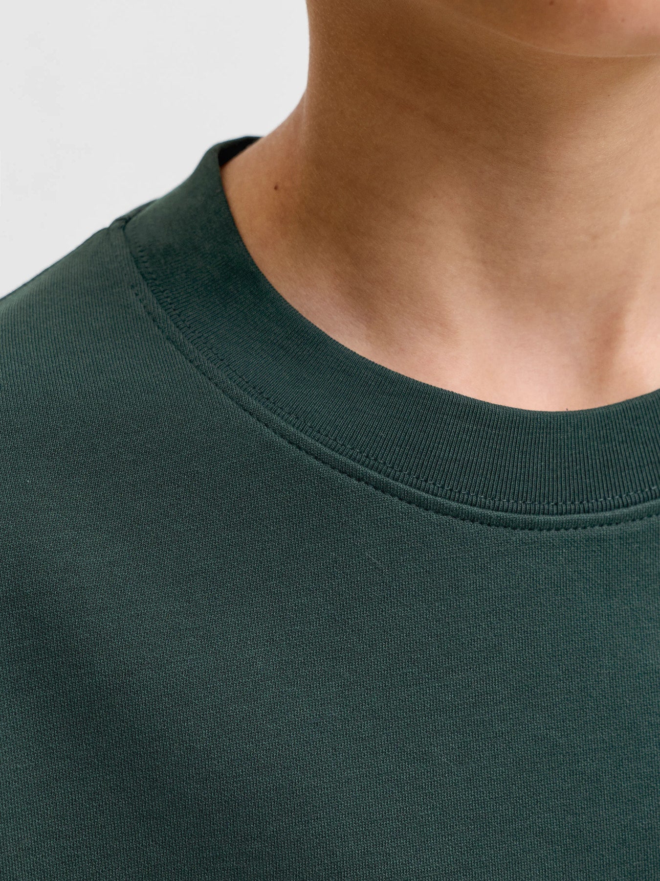 Jack & Jones Junior mörk grön loose fit t-shirt för pojke i ekologisk bomull och återvunnen polyester med rund halsringning och mjuk interlock-kvalitet