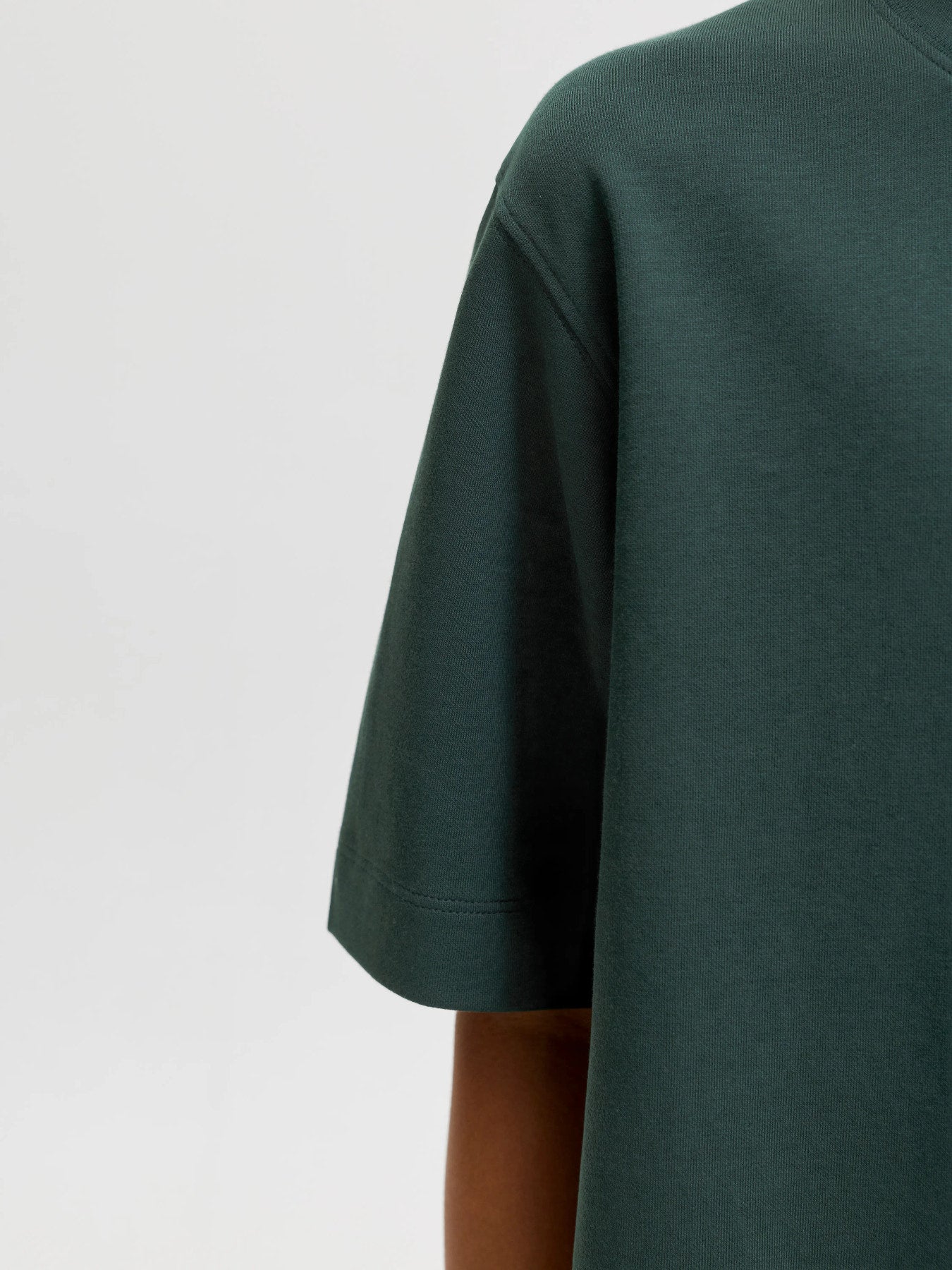 Jack & Jones Junior mörk grön loose fit t-shirt för pojke i ekologisk bomull och återvunnen polyester med rund halsringning och mjuk interlock-kvalitet