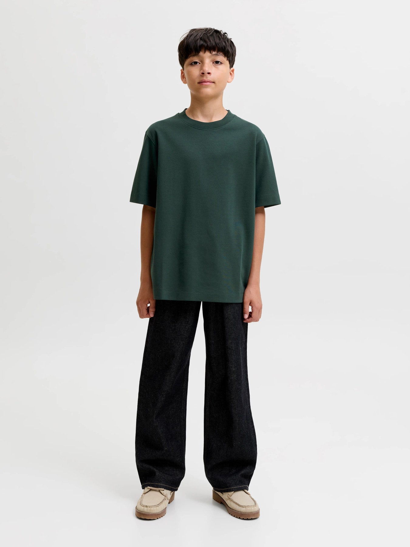Jack & Jones Junior mörk grön loose fit t-shirt för pojke i ekologisk bomull och återvunnen polyester med rund halsringning och mjuk interlock-kvalitet