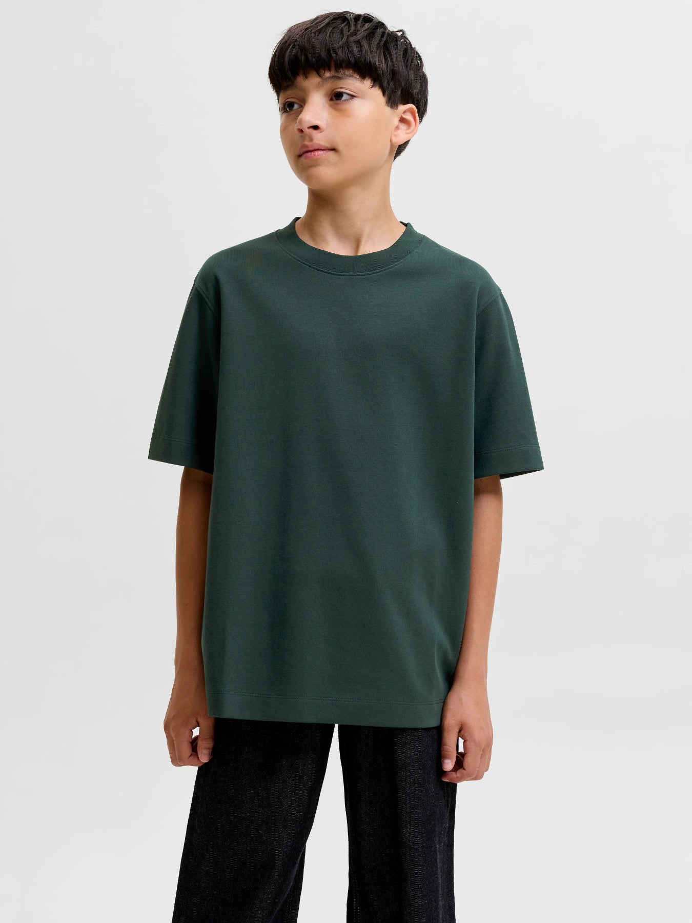 Jack & Jones Junior mörk grön loose fit t-shirt för pojke i ekologisk bomull och återvunnen polyester med rund halsringning och mjuk interlock-kvalitet