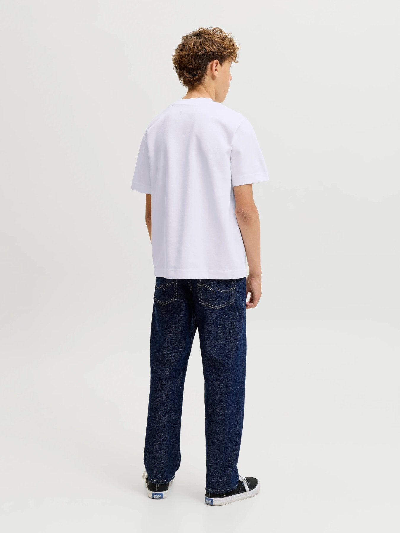 Jack & Jones Junior mörk grön loose fit t-shirt för pojke i ekologisk bomull och återvunnen polyester med rund halsringning och mjuk interlock-kvalitet