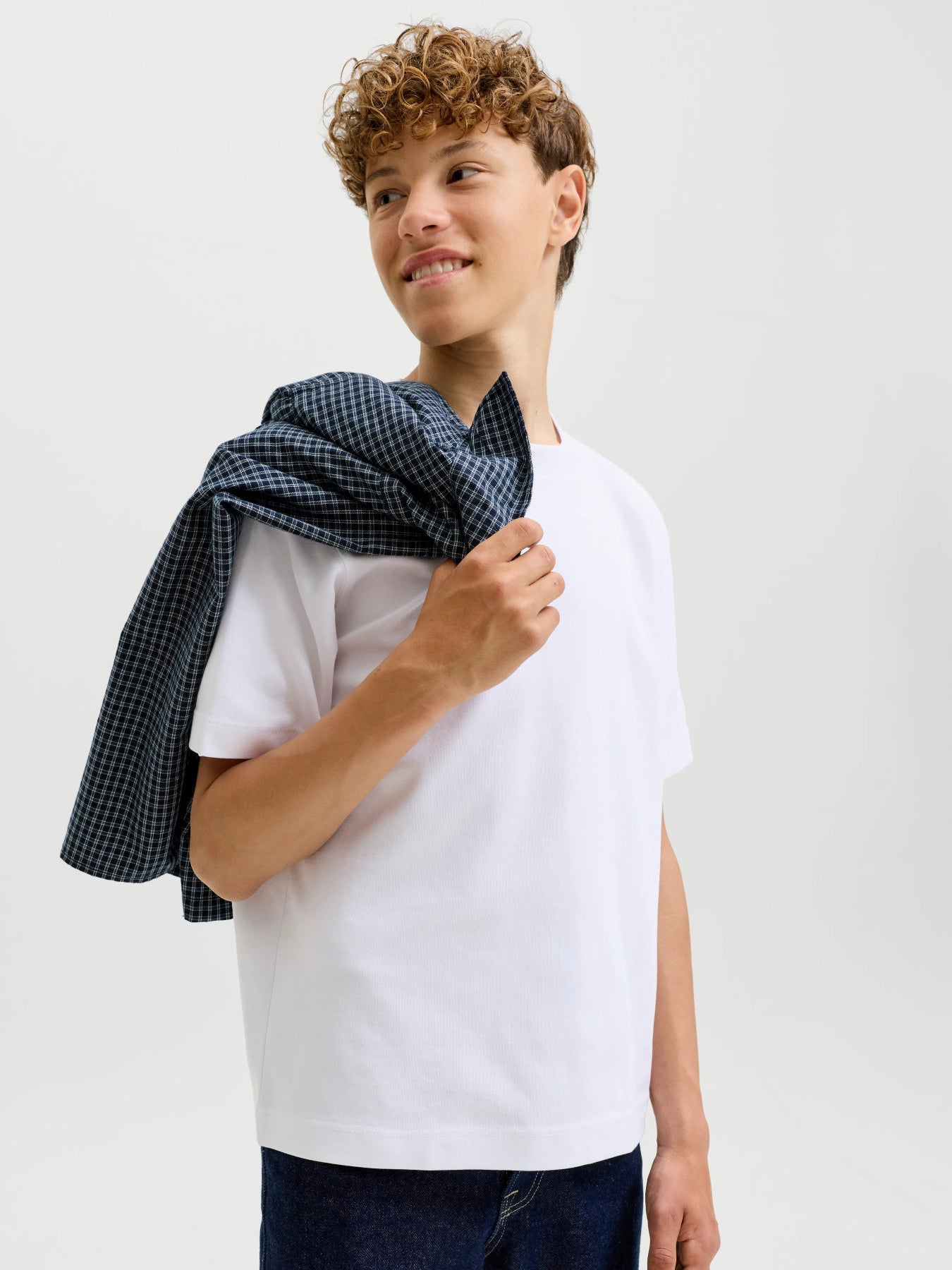 Jack & Jones Junior vit loose fit t-shirt för pojke i ekologisk bomull och återvunnen polyester med rund halsringning och mjuk interlock-kvalitet