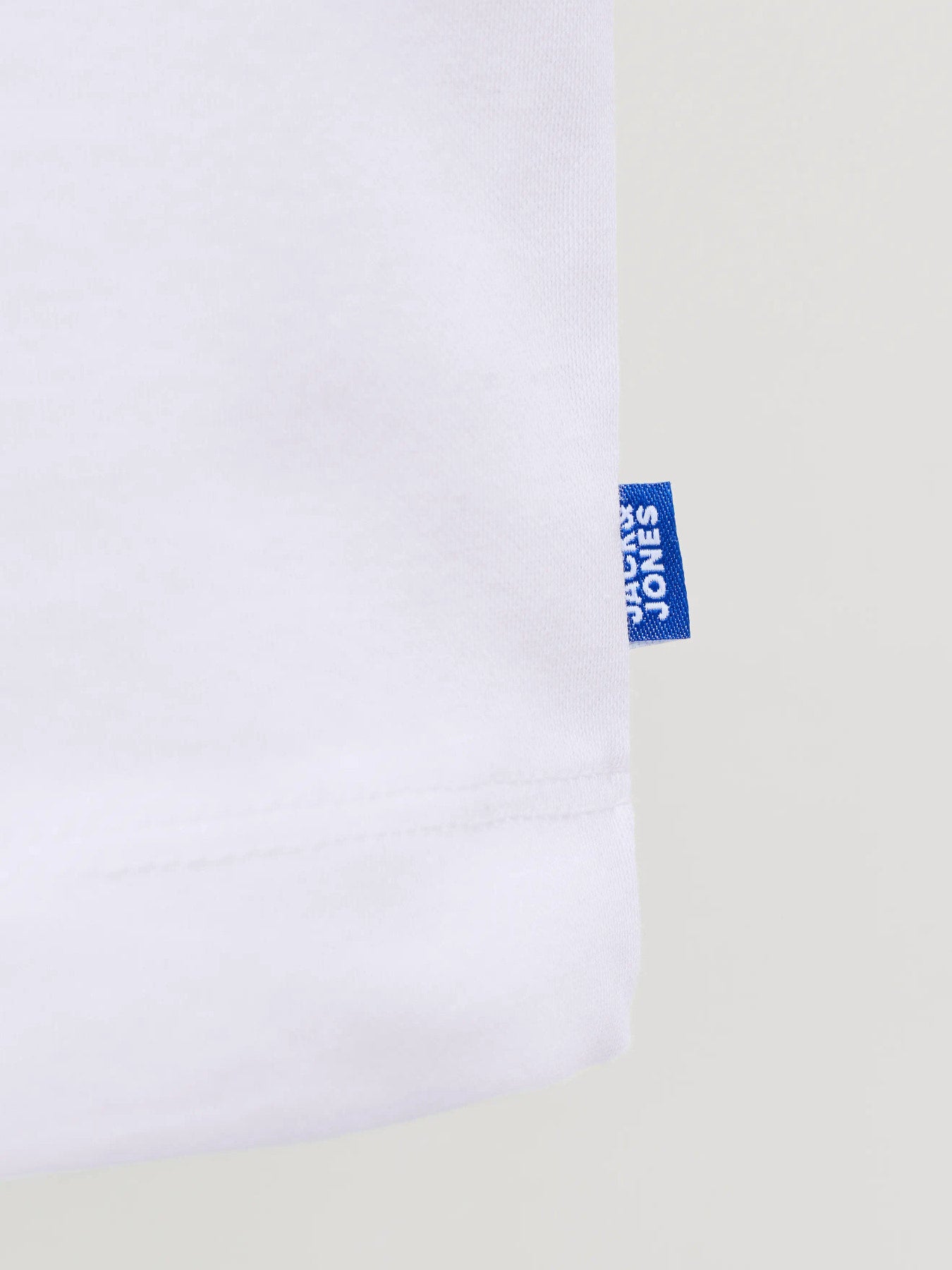 Jack & Jones Junior vit loose fit t-shirt för pojke i ekologisk bomull och återvunnen polyester med rund halsringning och mjuk interlock-kvalitet