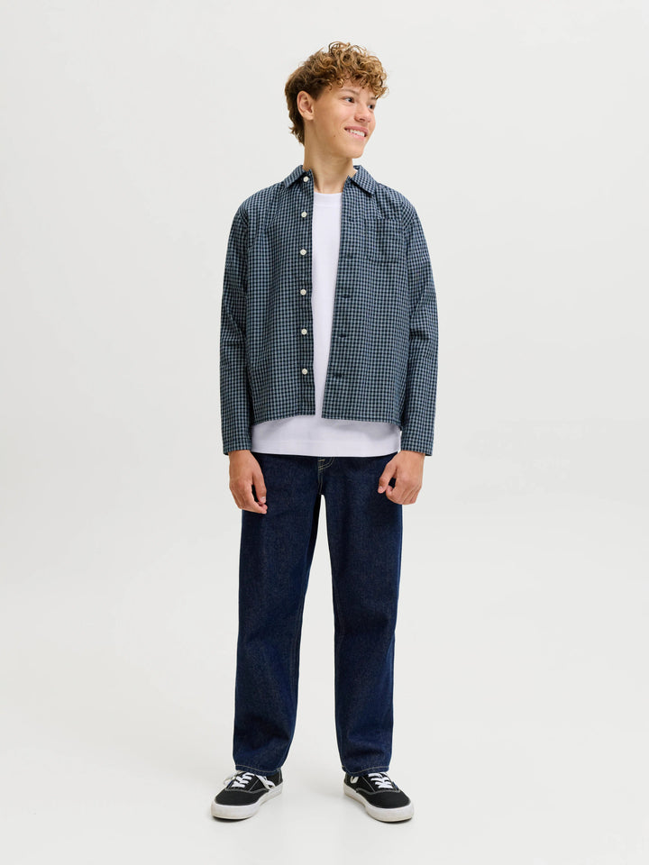 Jack & Jones Junior vit loose fit t-shirt för pojke i ekologisk bomull och återvunnen polyester med rund halsringning och mjuk interlock-kvalitet