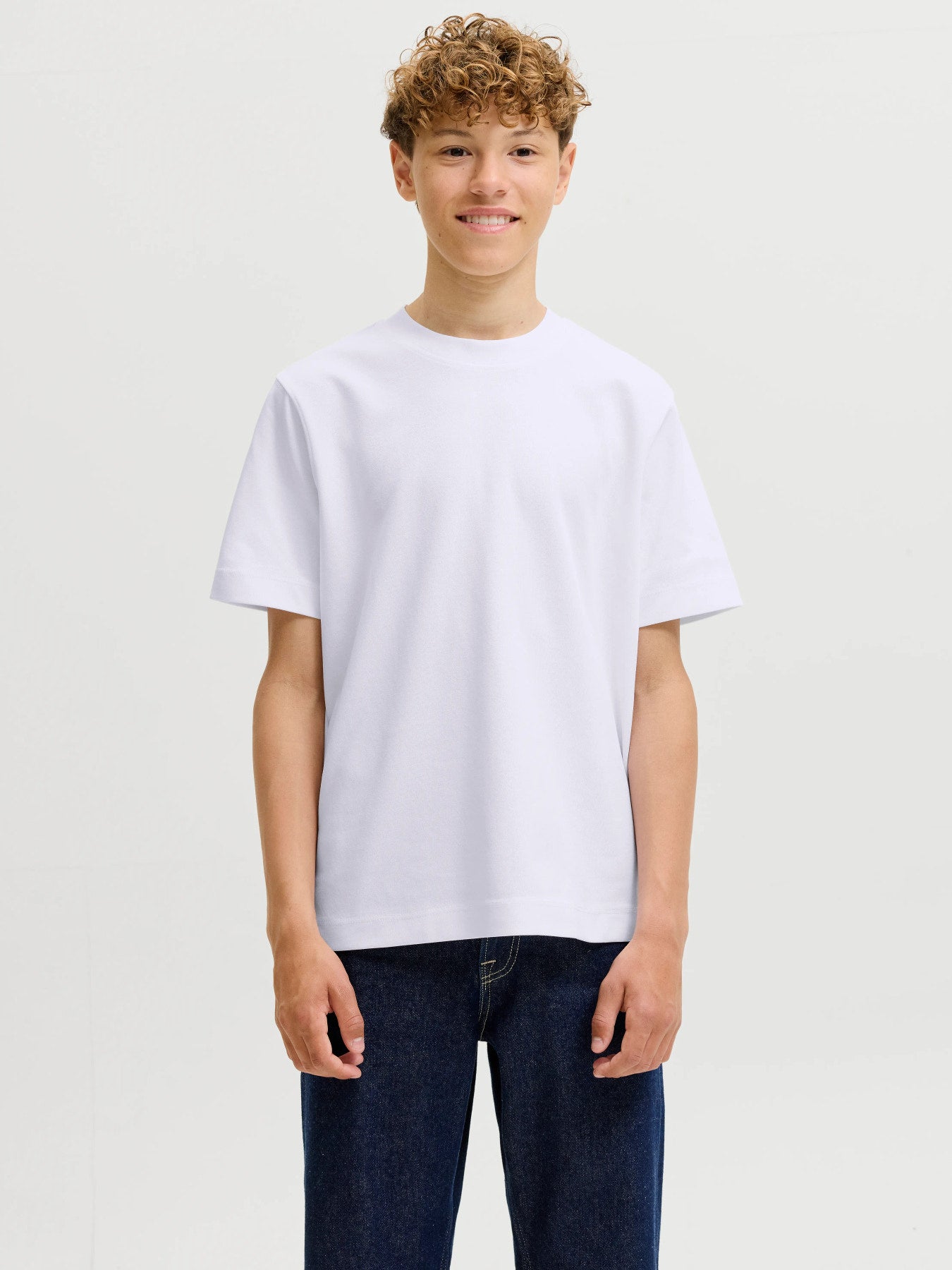 Jack & Jones Junior vit loose fit t-shirt för pojke i ekologisk bomull och återvunnen polyester med rund halsringning och mjuk interlock-kvalitet